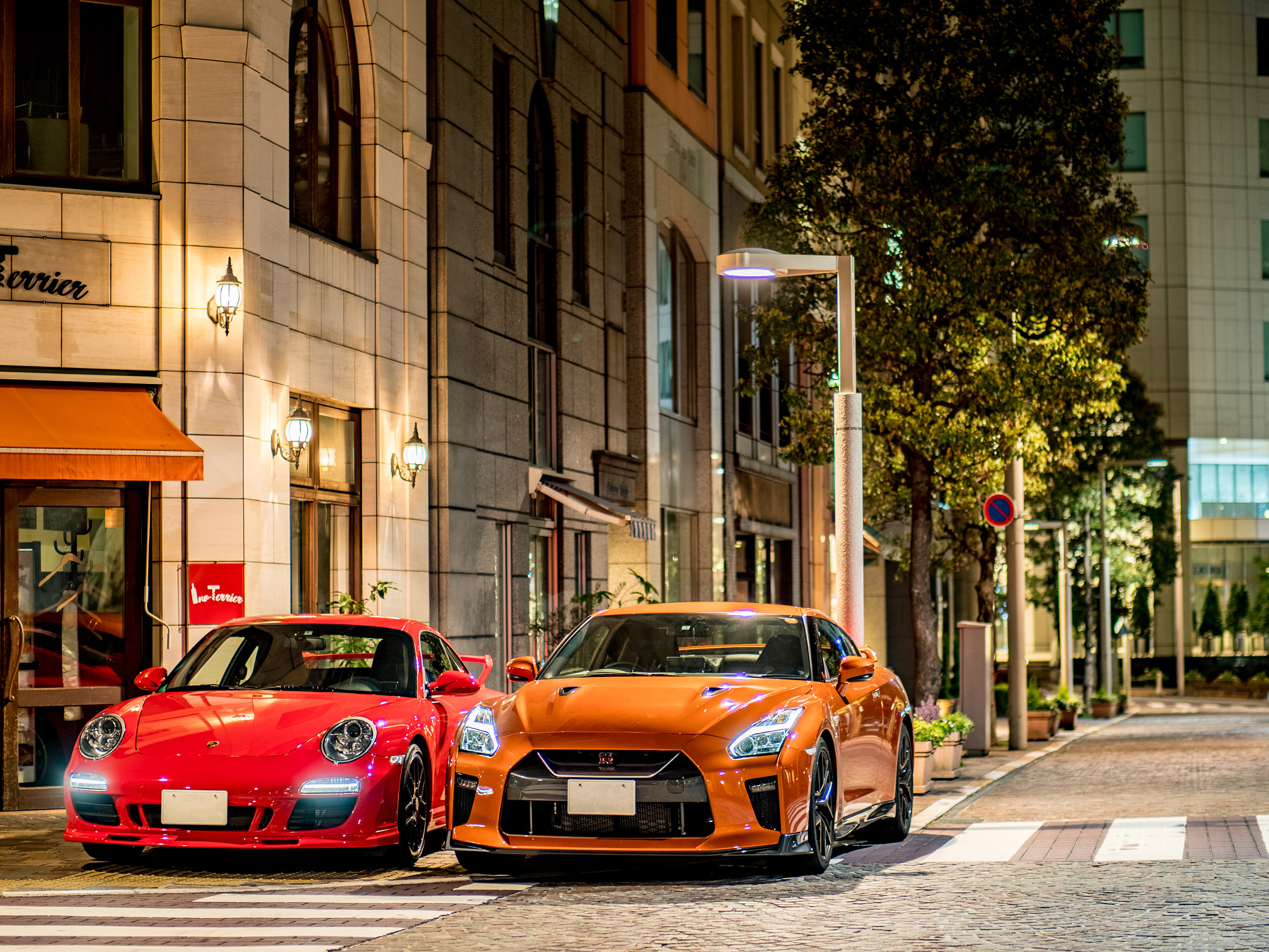 Panasonic Leica DG Nocticron 42.5mm F1.2 ASPH OIS sample photo. Porsche and nissan gtr photography
