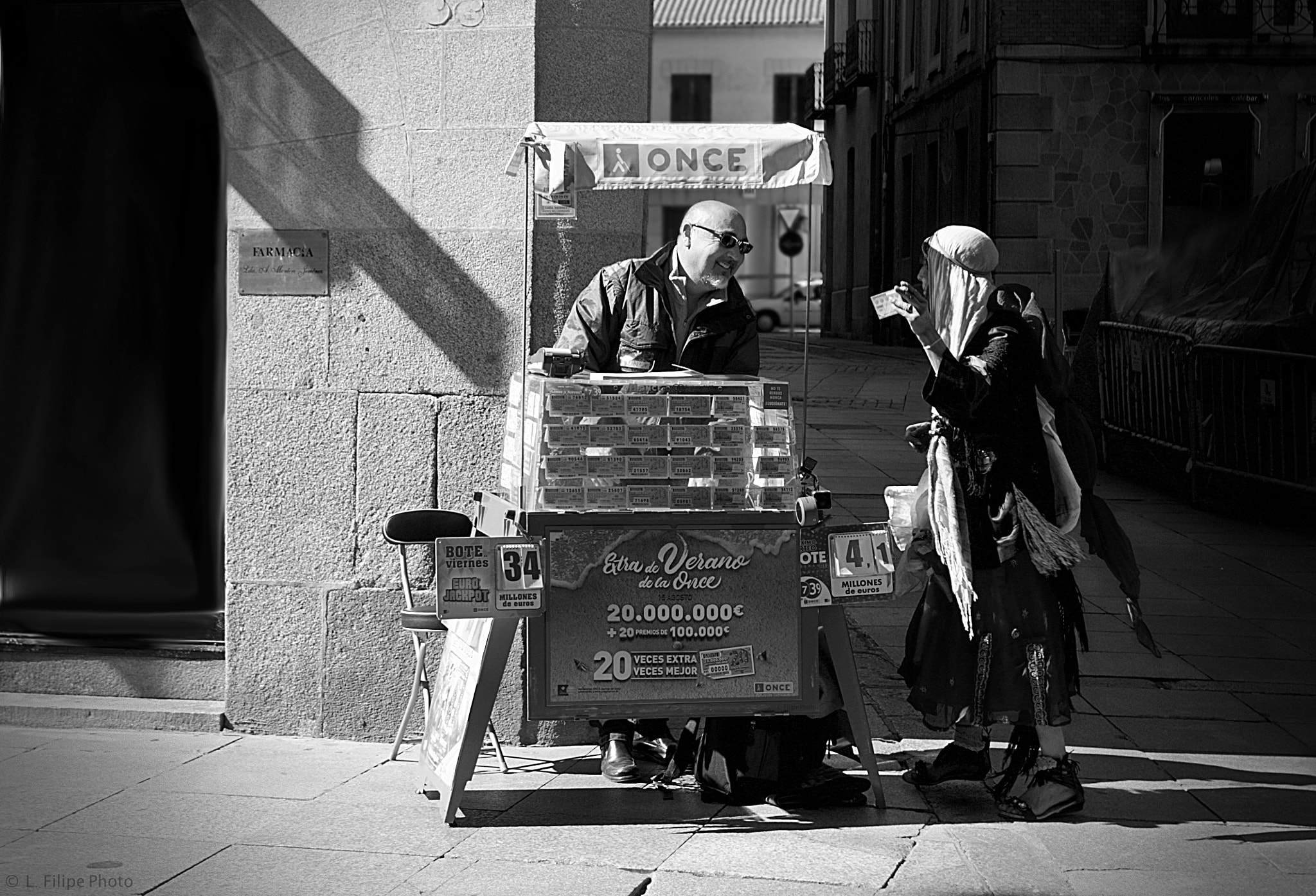 Canon EOS 60D + Canon EF 17-40mm F4L USM sample photo. Street photography l. filipe photo photography