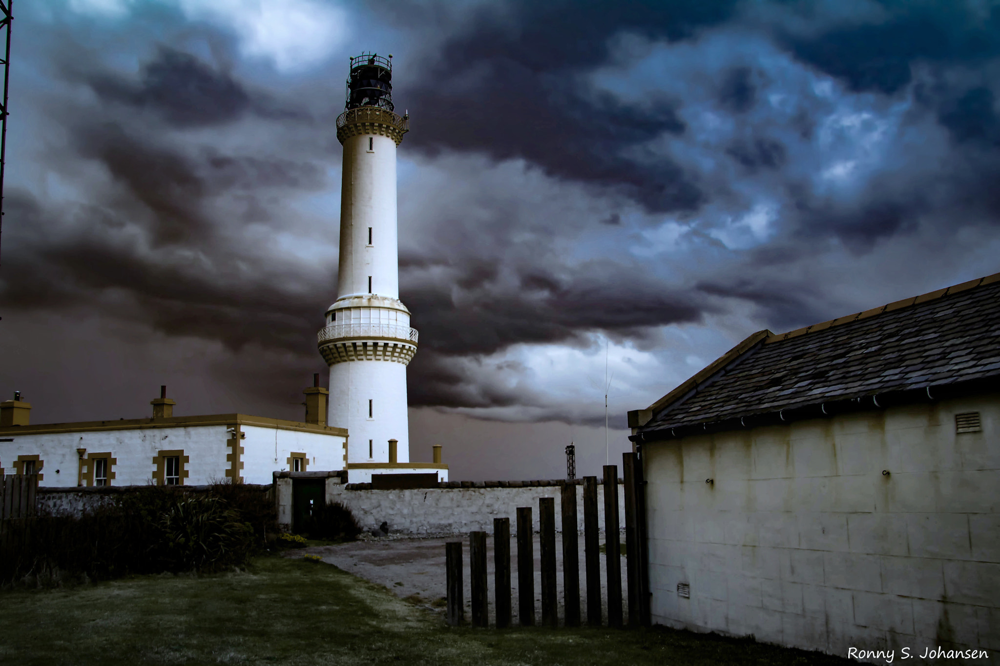 Canon EOS 750D (EOS Rebel T6i / EOS Kiss X8i) sample photo. Aberdeen lighthouse scotland photography