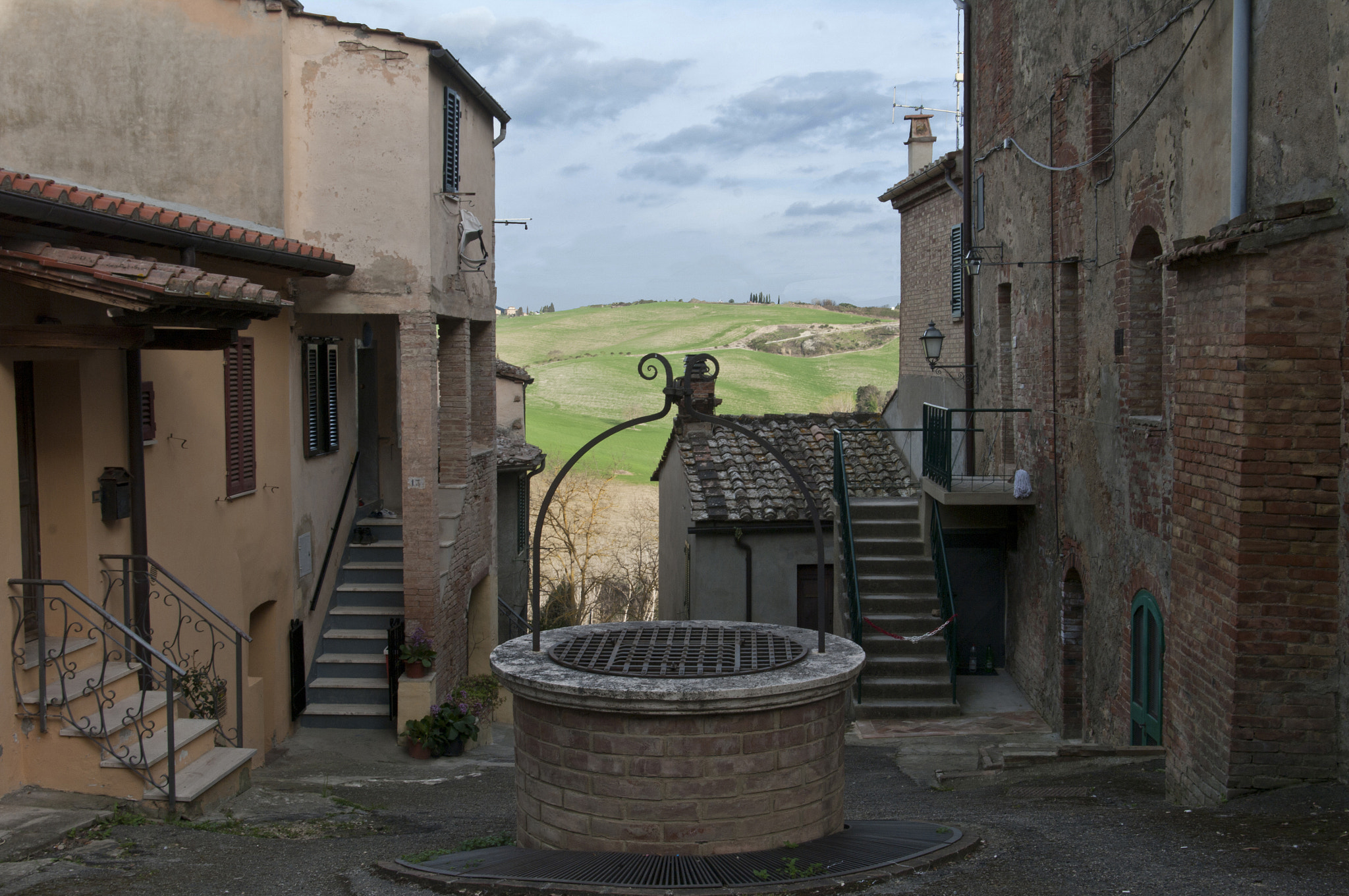 Pentax smc DA 18-55mm F3.5-5.6 AL sample photo. Little square with view photography