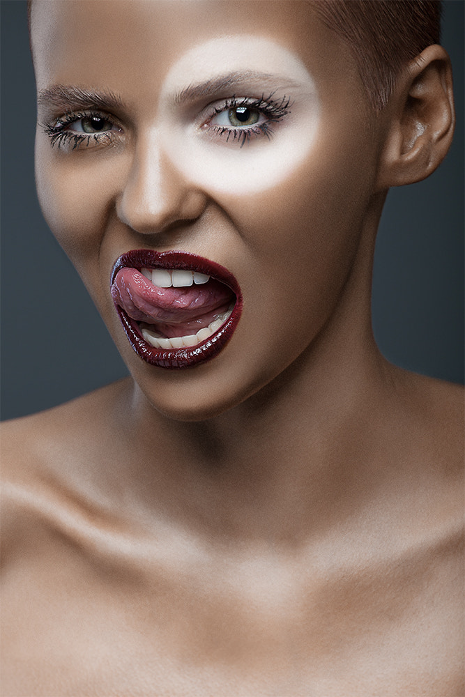 Canon EF 70-200mm F4L USM sample photo. White to black photography