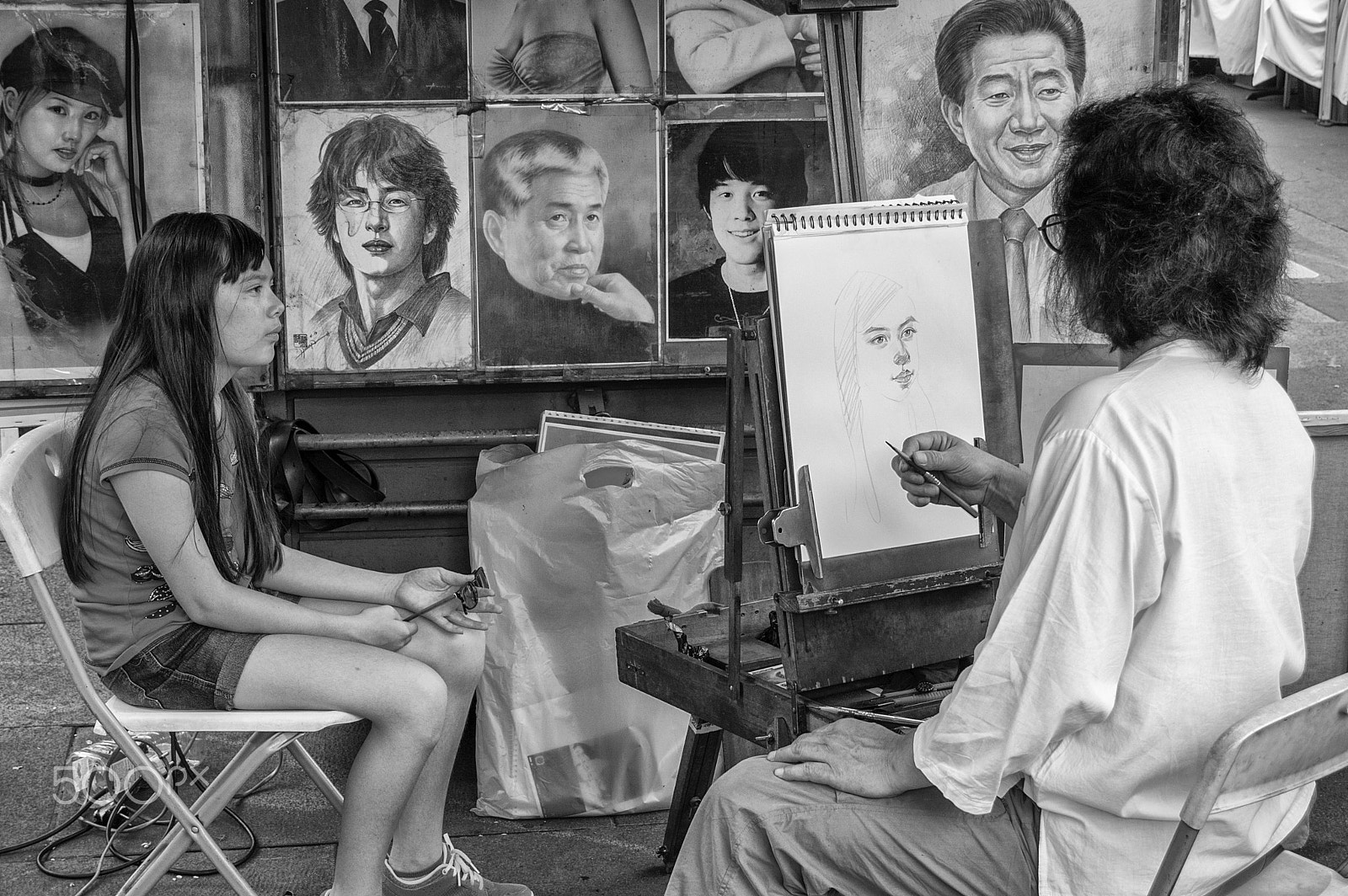 Sigma 18-250mm F3.5-6.3 DC Macro OS HSM sample photo. Insadong street artist bw photography