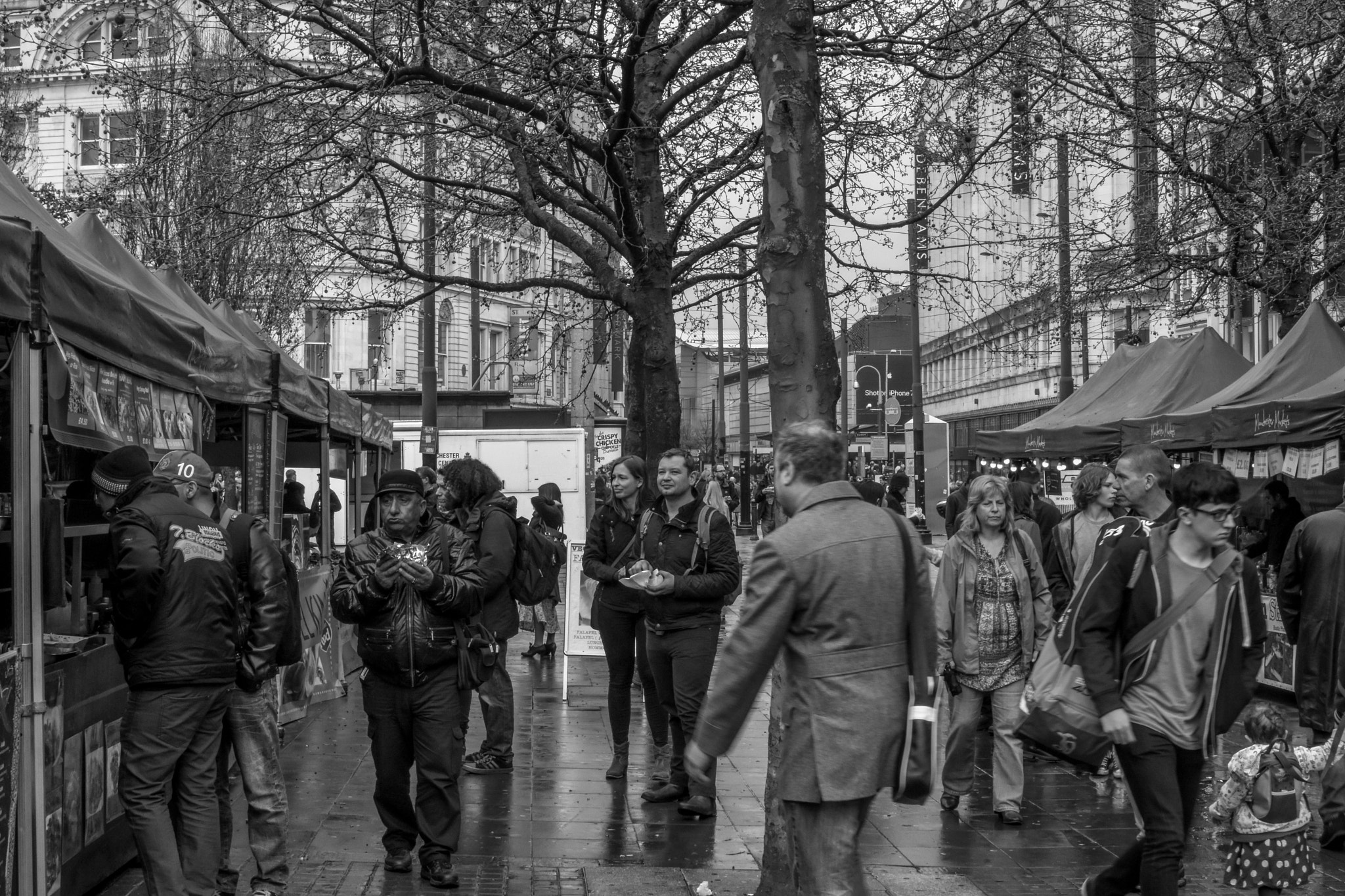 Nikon AF-S DX Nikkor 35mm F1.8G sample photo. Street market photography