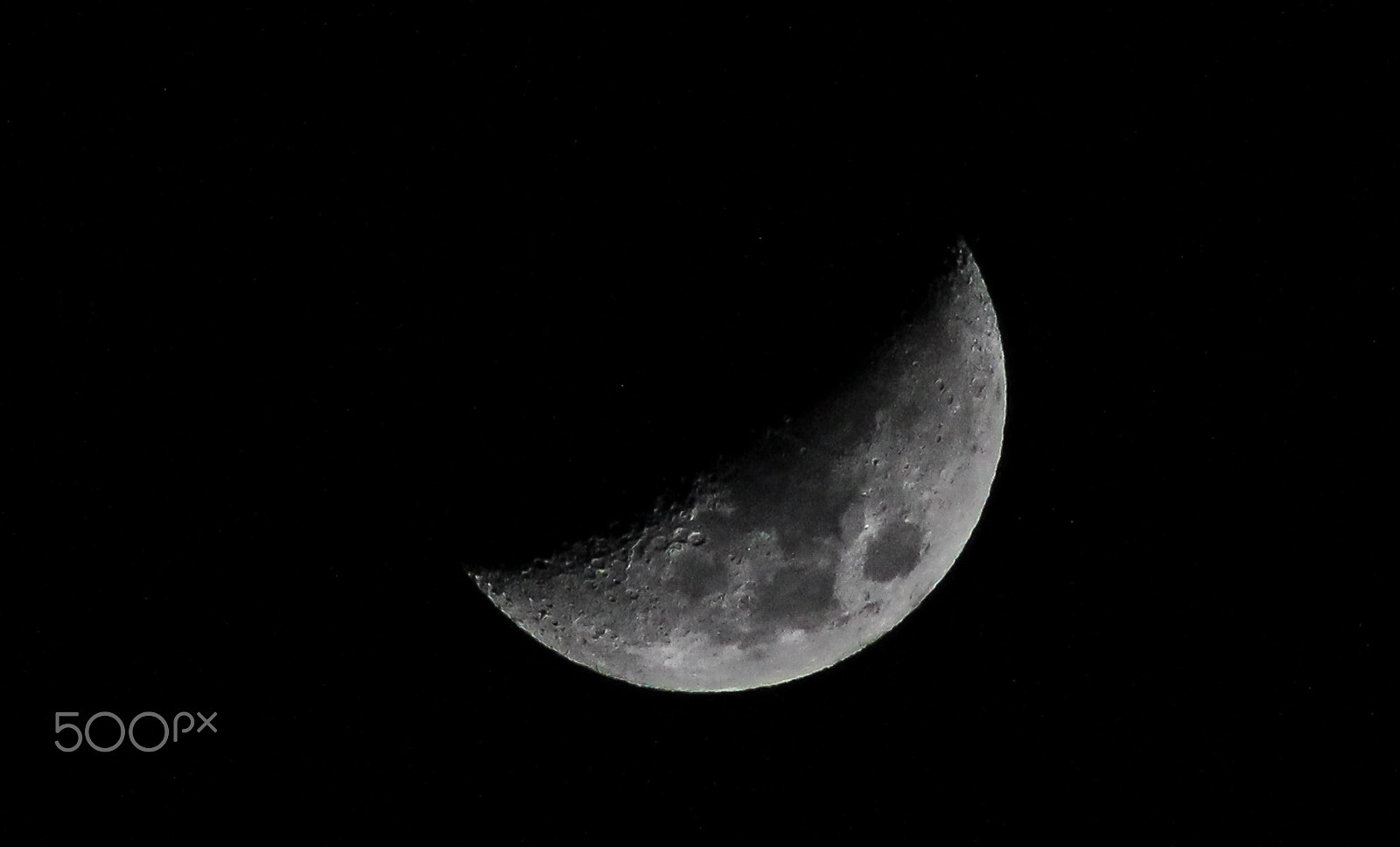 Canon EOS 550D (EOS Rebel T2i / EOS Kiss X4) + EF75-300mm f/4-5.6 sample photo. Waxing crescent moon photography