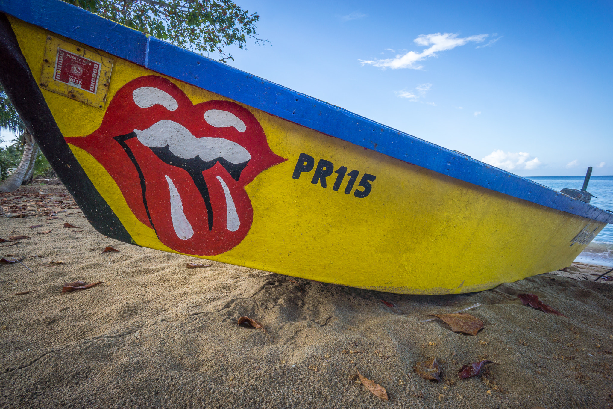 Sony Alpha NEX-7 + Sony E 16mm F2.8 sample photo. Rolling stones boat photography