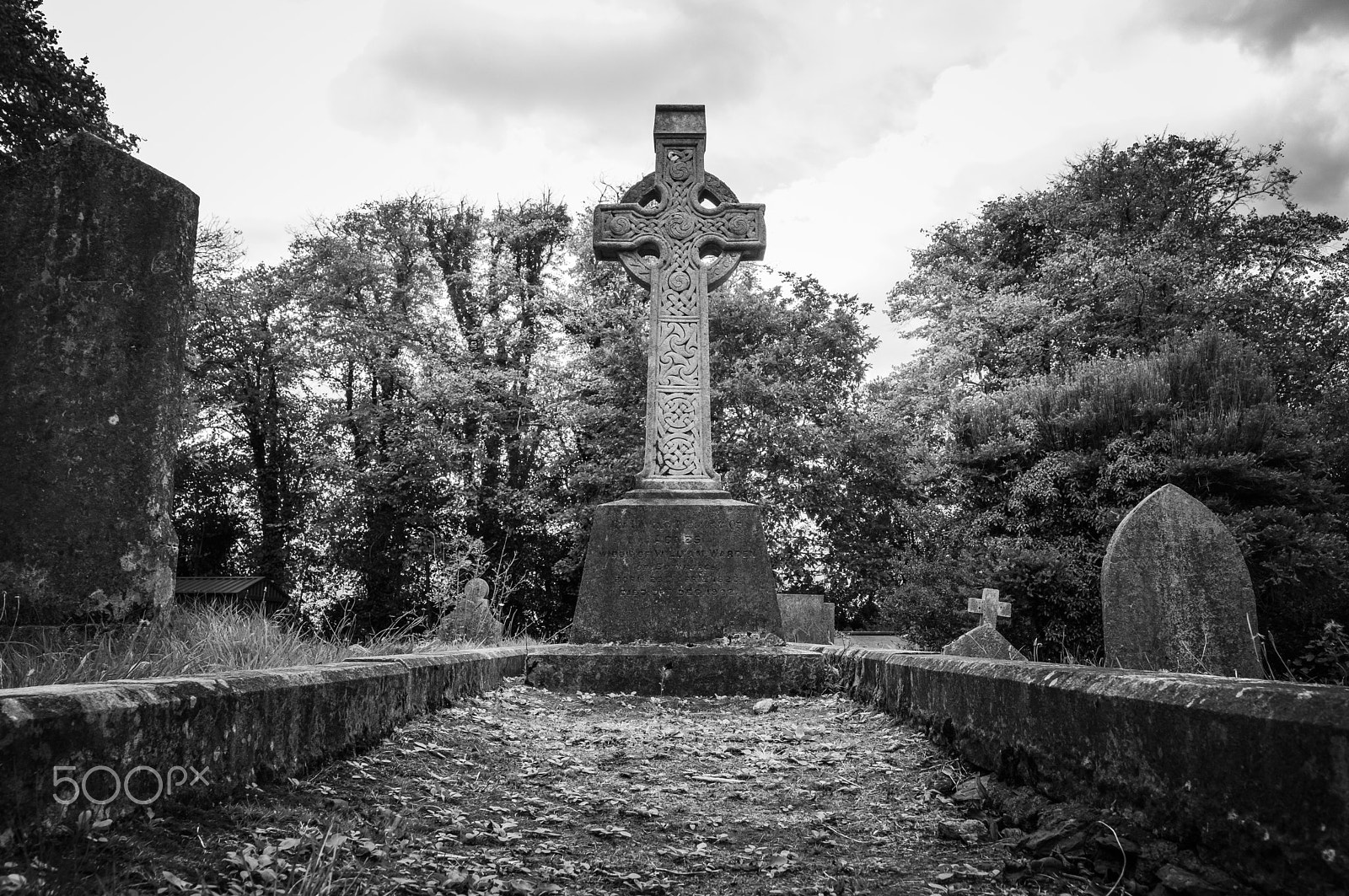 Samsung NX500 sample photo. Celtic cross in graveyard photography