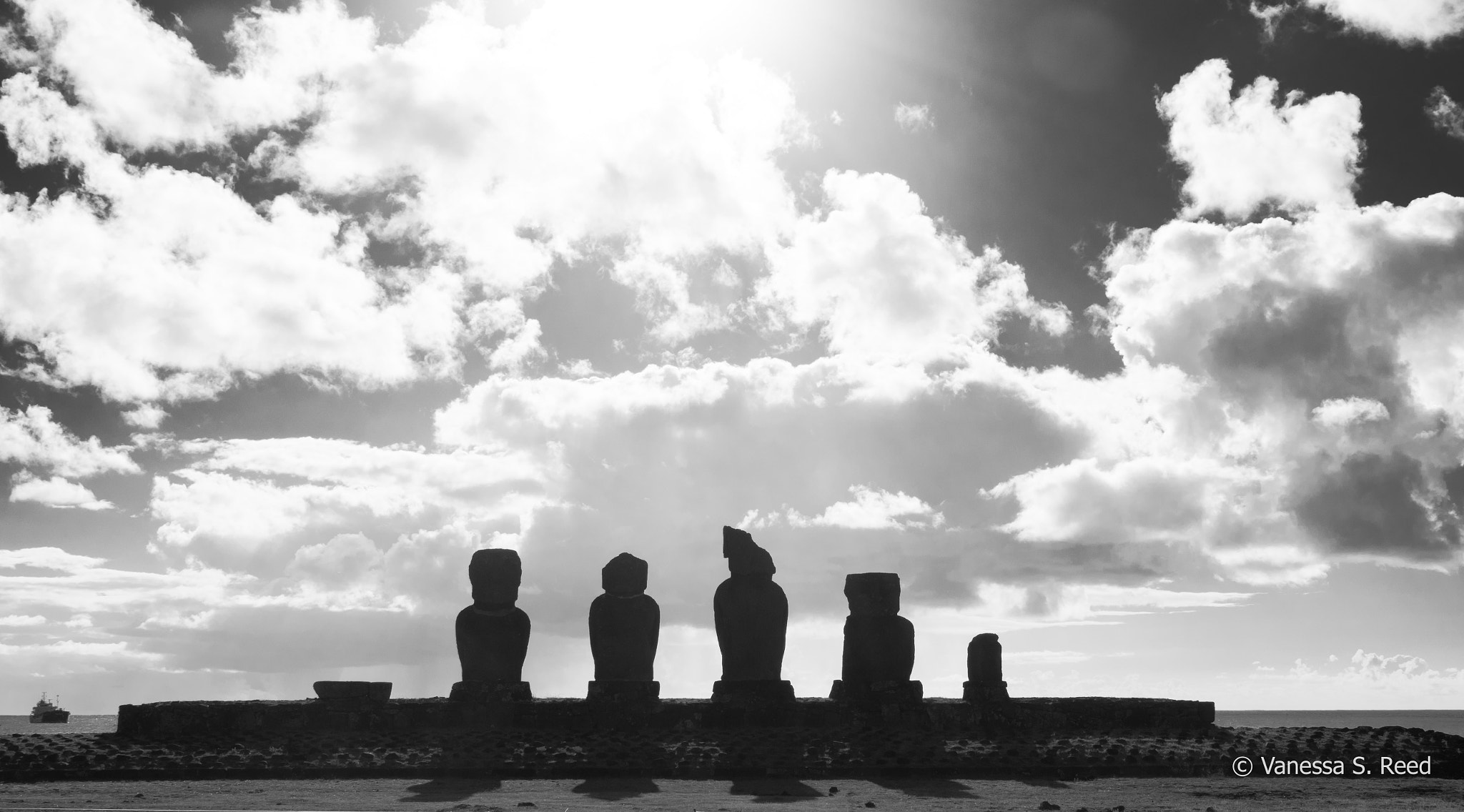 Olympus OM-D E-M1 Mark II sample photo. B/w tahai moai photography