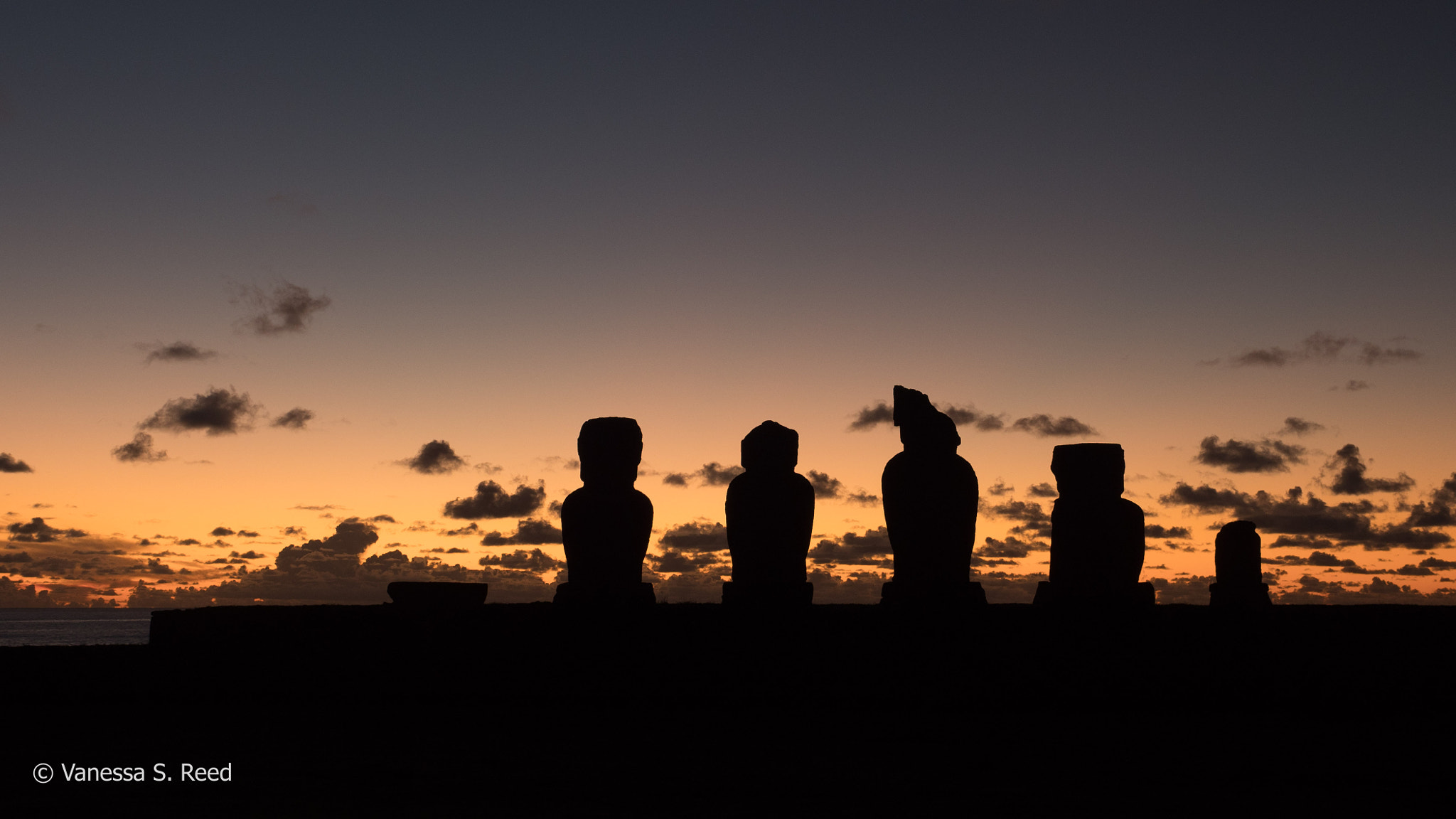 Olympus OM-D E-M1 Mark II sample photo. Moai sunset photography