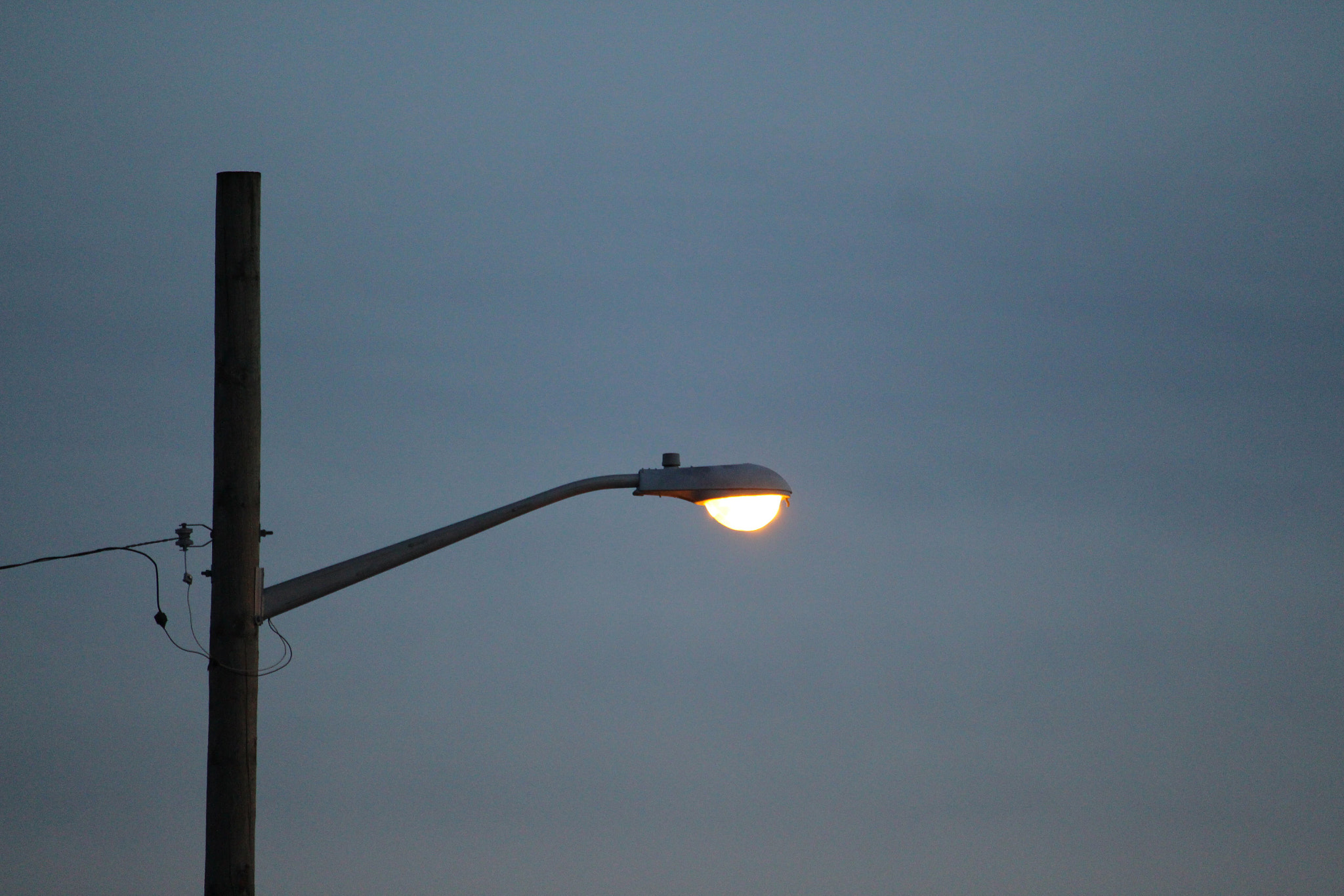 Canon EF-S 55-250mm F4-5.6 IS STM sample photo. Street light post photography