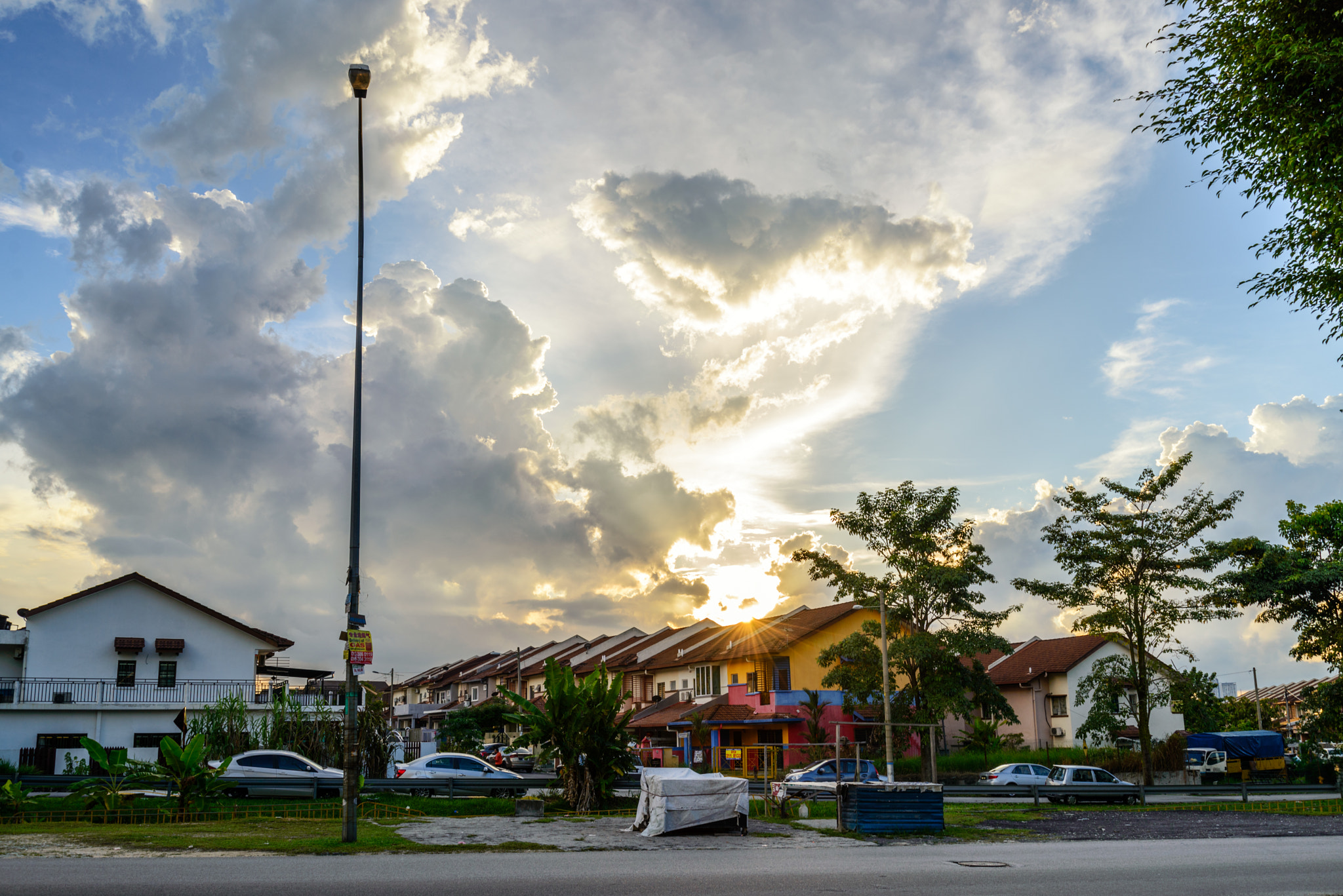 AF Zoom-Nikkor 28-80mm f/3.3-5.6G sample photo. Sunset by the street photography