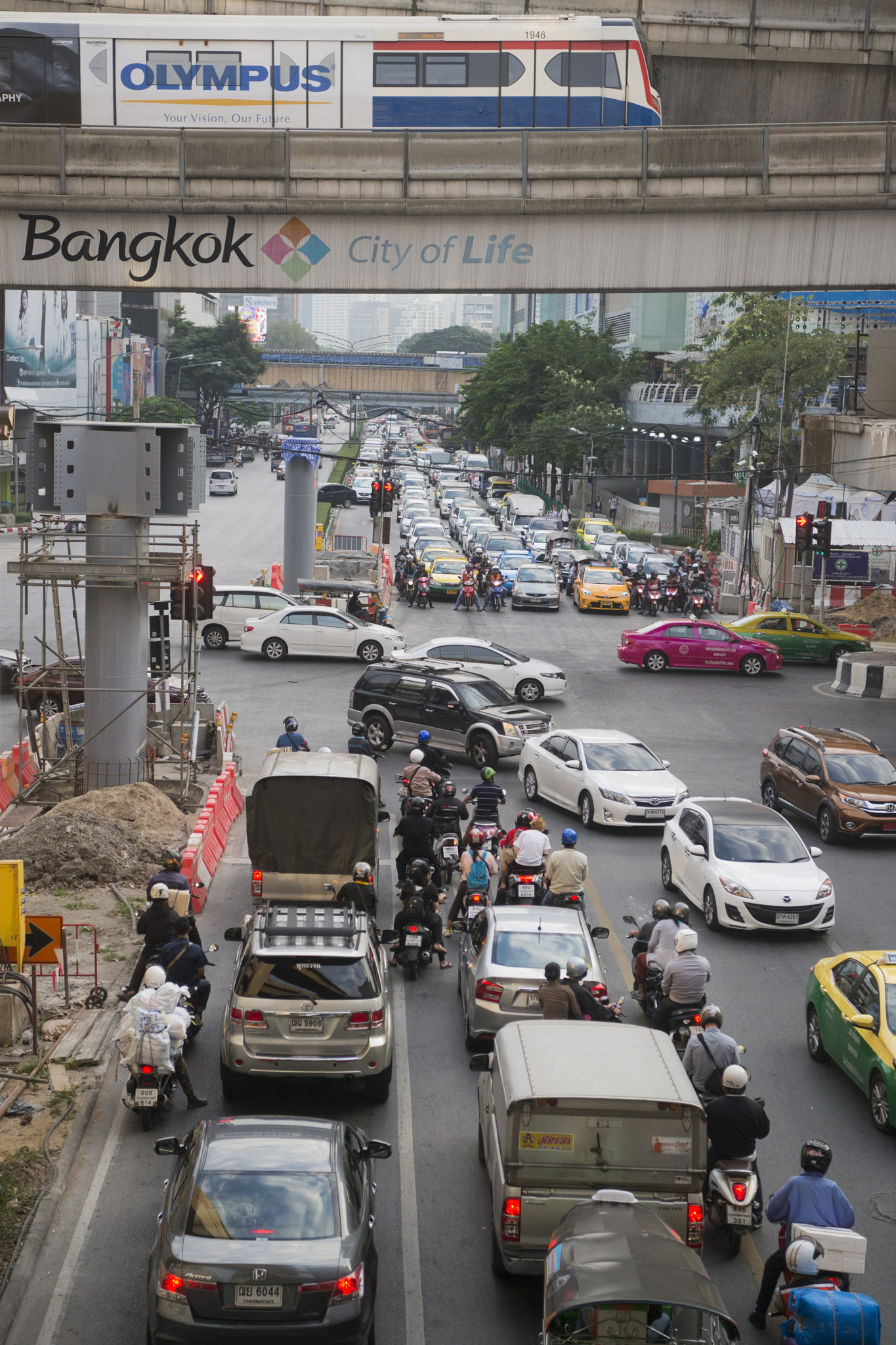 Nikon D800 + Nikon AF-S Nikkor 24-70mm F2.8E ED VR sample photo. Thailand bangkok siam square trafic photography