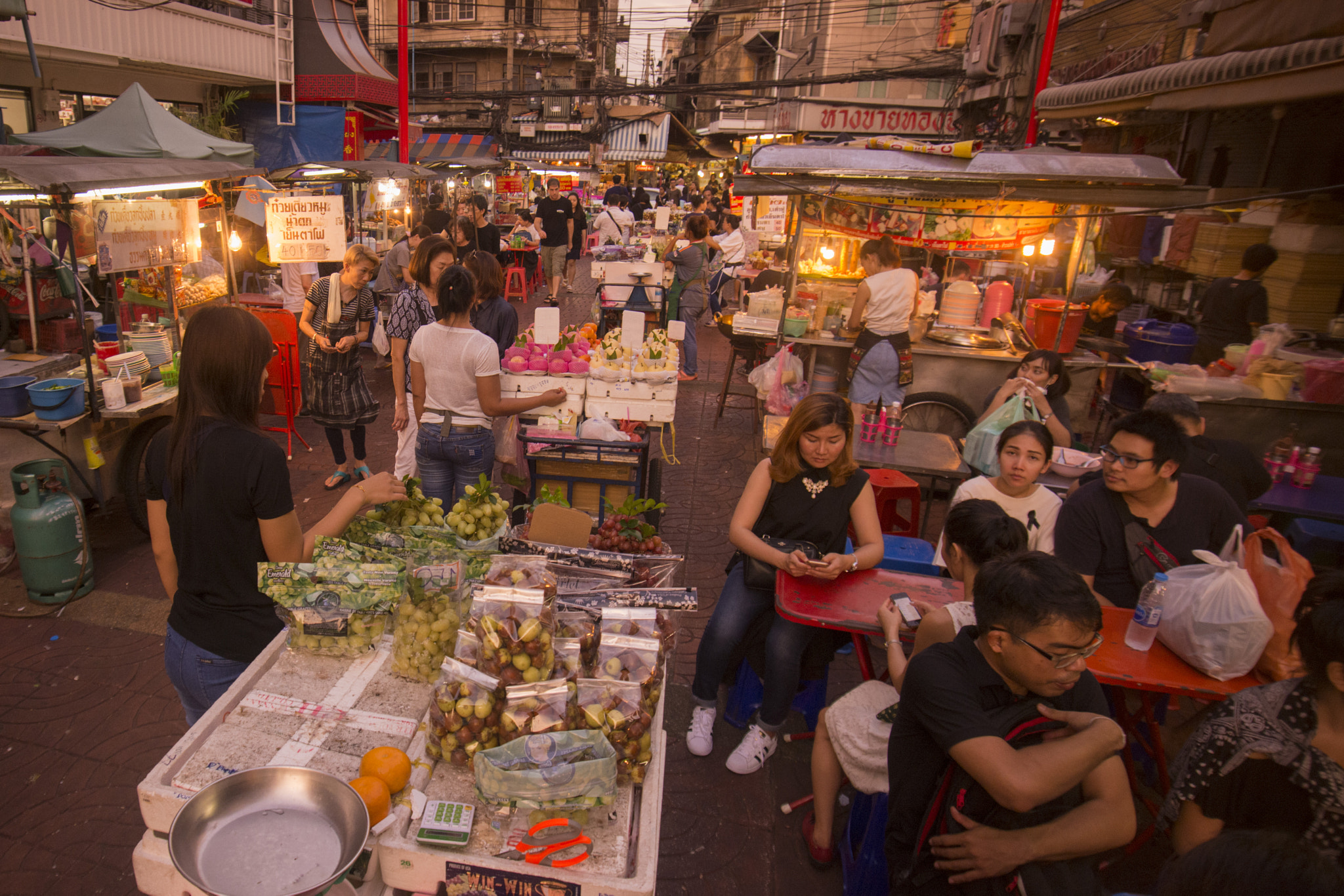 Sigma 17-35mm F2.8-4 EX DG  Aspherical HSM sample photo. Thailand bangkok china town market street photography