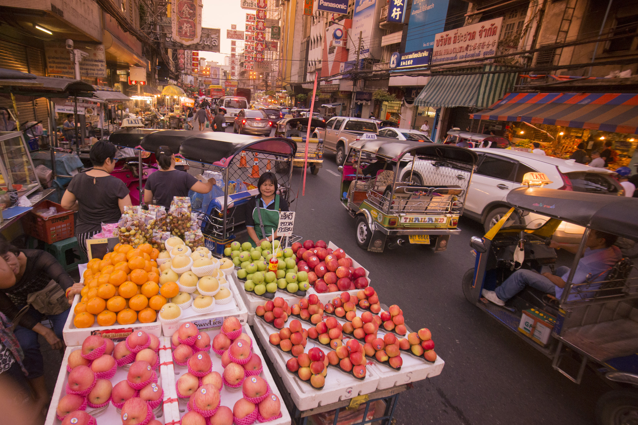 Nikon D800 + Sigma 17-35mm F2.8-4 EX DG  Aspherical HSM sample photo. Thailand bangkok china town market street photography