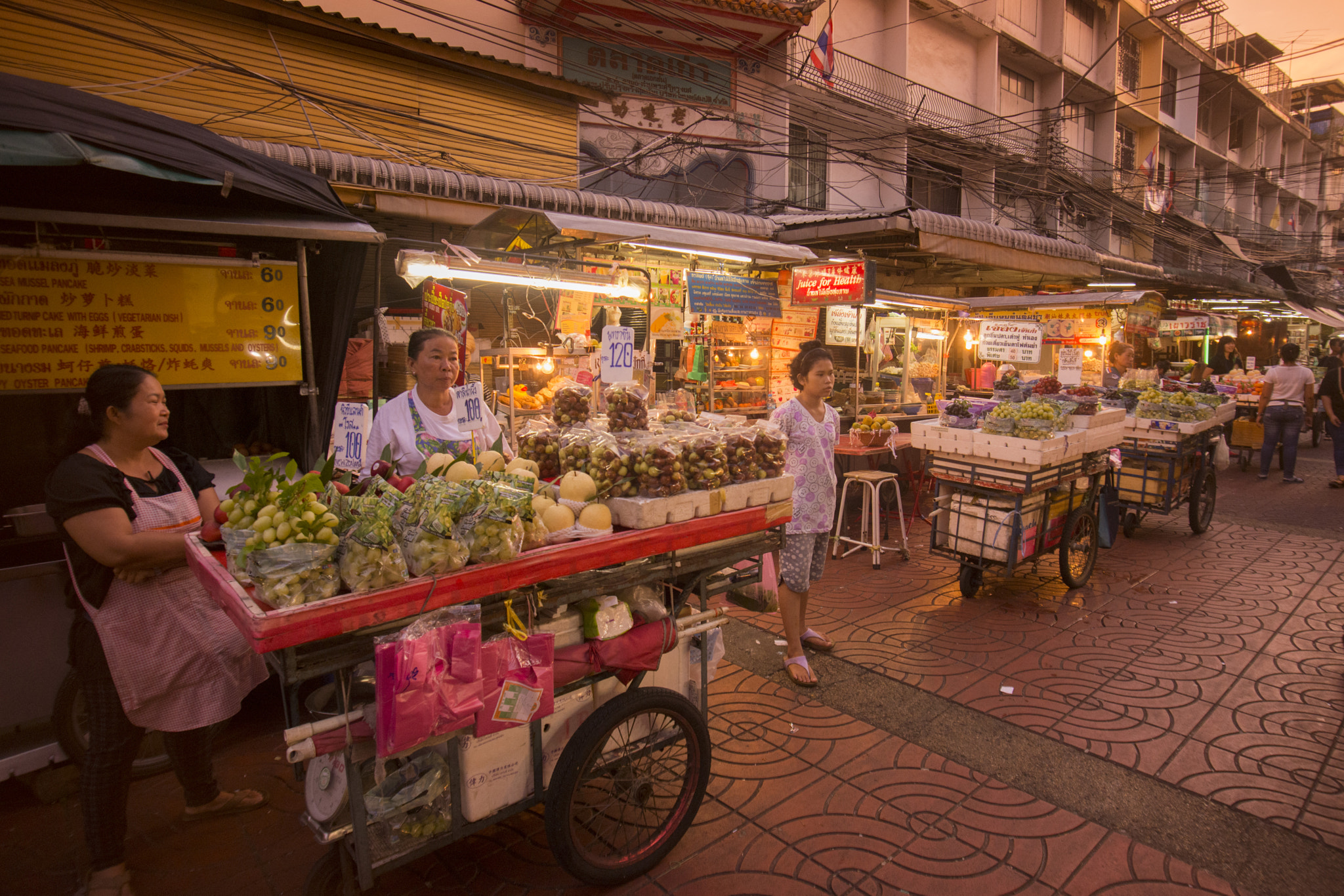 Sigma 17-35mm F2.8-4 EX DG  Aspherical HSM sample photo. Thailand bangkok china town market street photography