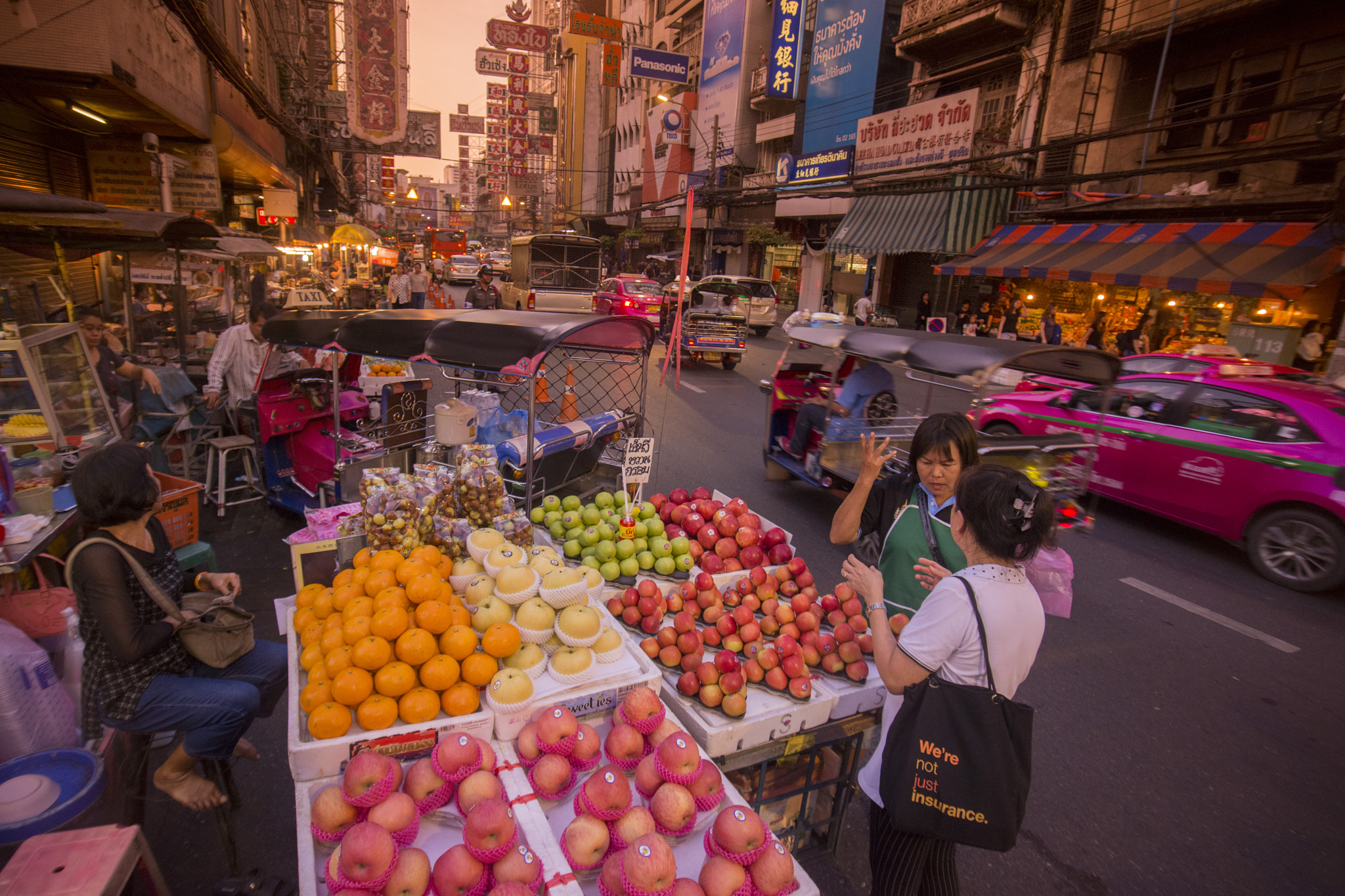 Nikon D800 + Sigma 17-35mm F2.8-4 EX DG  Aspherical HSM sample photo. Thailand bangkok china town market street photography