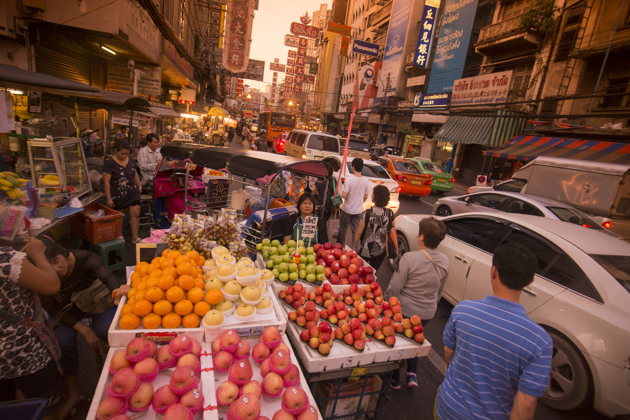 Nikon D800 + Sigma 17-35mm F2.8-4 EX DG  Aspherical HSM sample photo. Thailand bangkok china town market street photography