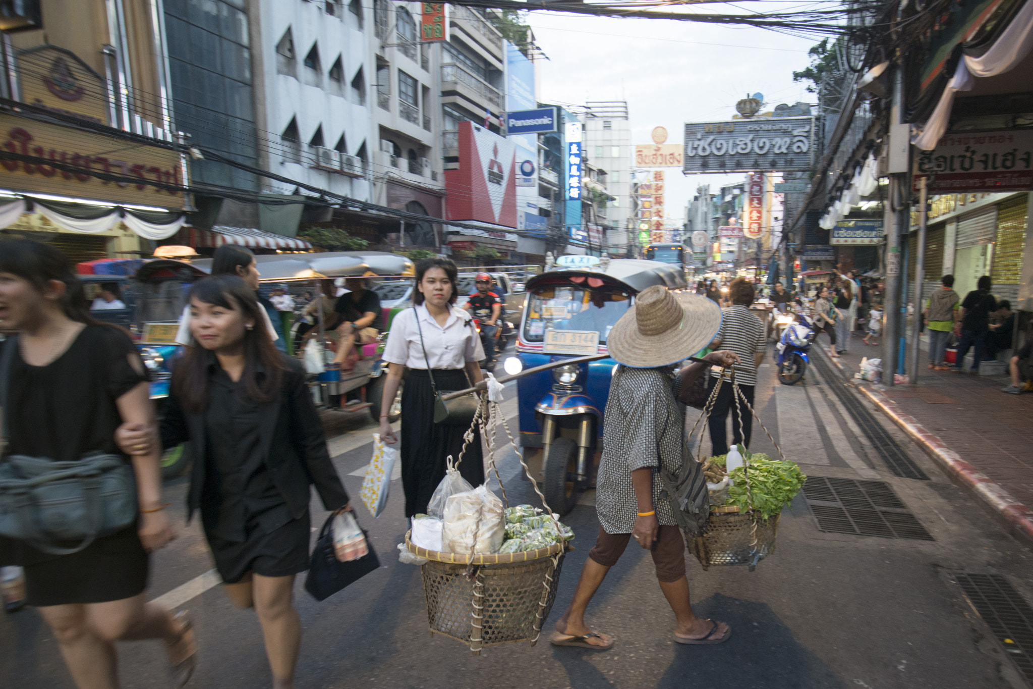 Sigma 17-35mm F2.8-4 EX DG  Aspherical HSM sample photo. Thailand bangkok china town market street photography