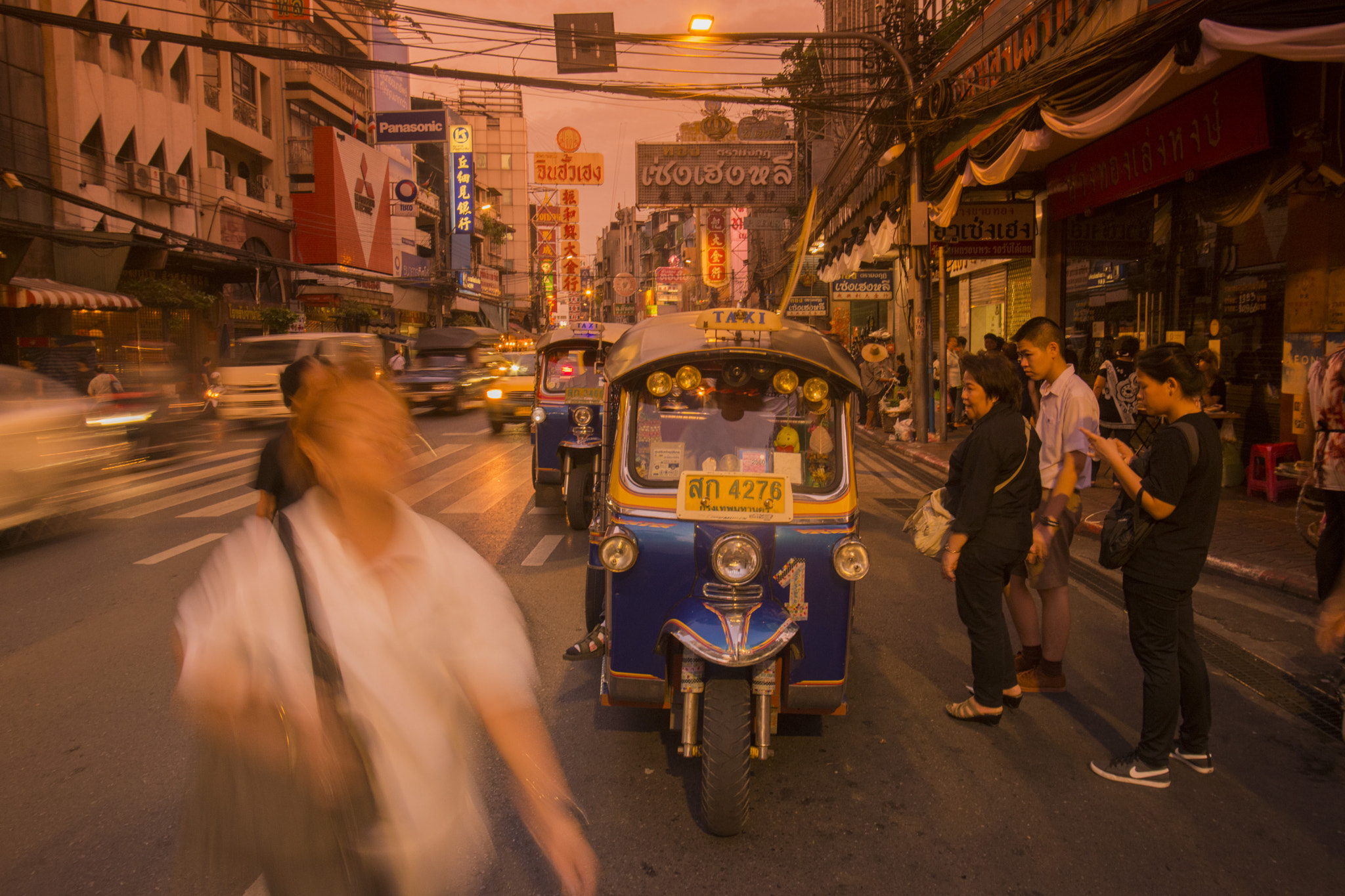 Sigma 17-35mm F2.8-4 EX DG  Aspherical HSM sample photo. Thailand bangkok china town tuk tuk taxi photography