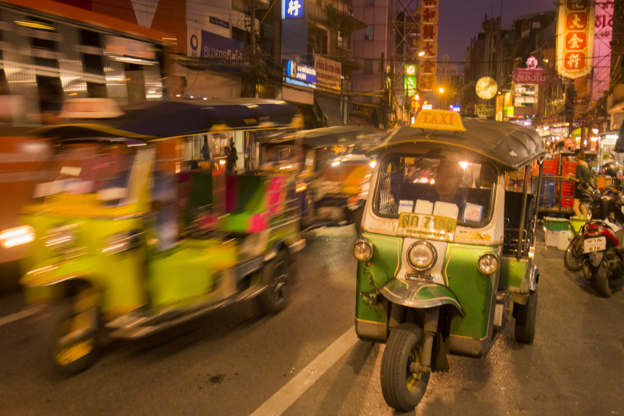 Sigma 17-35mm F2.8-4 EX DG  Aspherical HSM sample photo. Thailand bangkok china town tuk tuk taxi photography