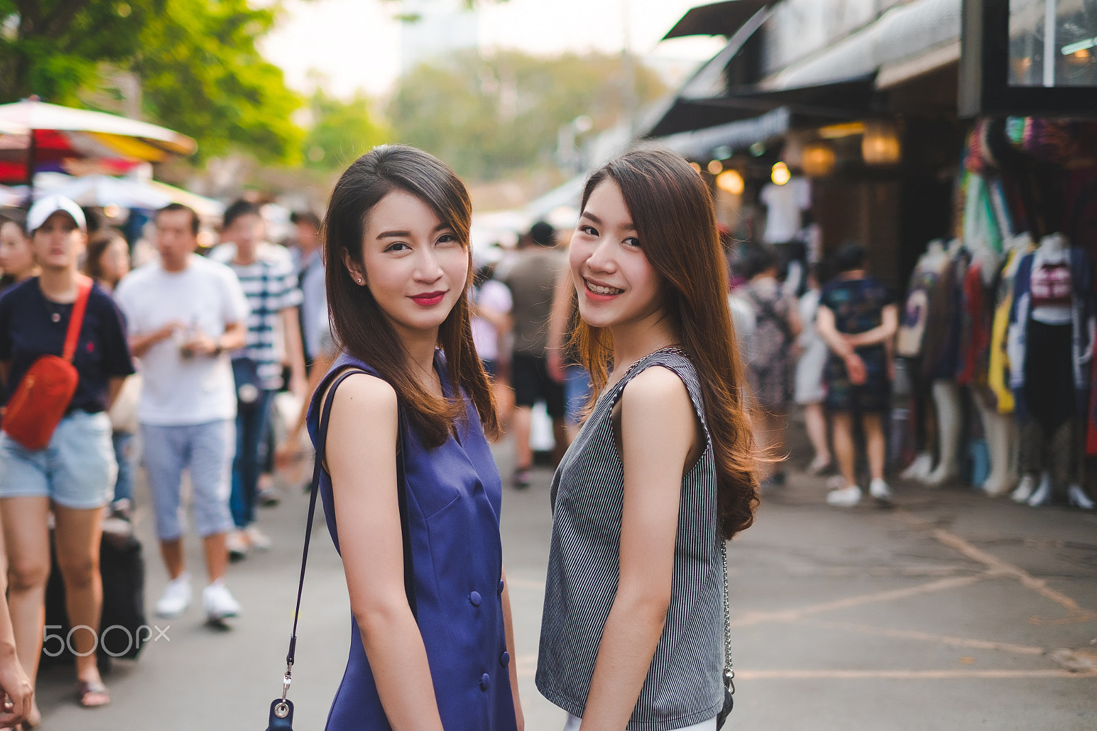 Fujifilm X-E2 + Fujifilm XF 35mm F1.4 R sample photo. Sisters photography