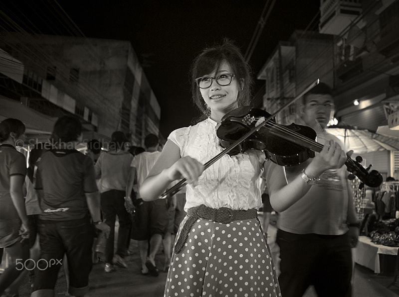 Nikon AF Nikkor 28mm F2.8D sample photo. Violin girl photography