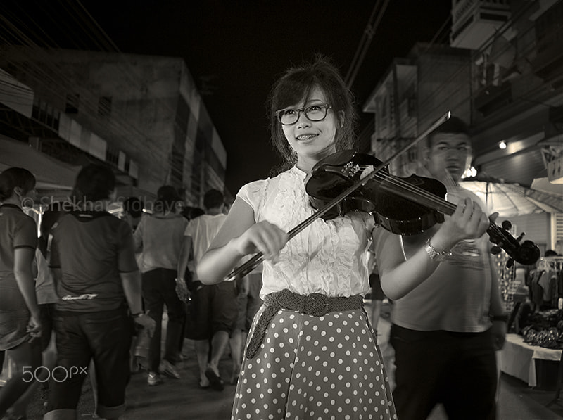 Nikon D700 + Nikon AF Nikkor 28mm F2.8D sample photo. Violin girl photography