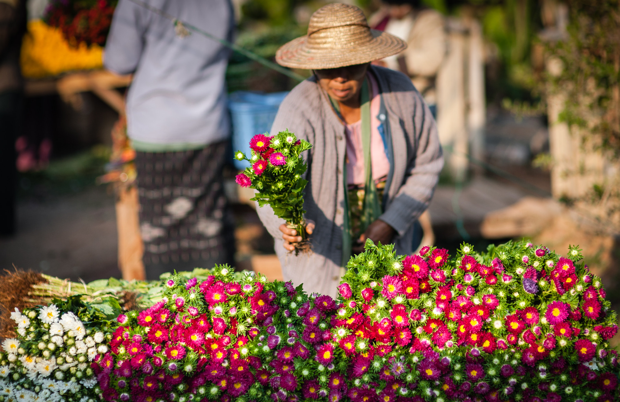 Nikon D700 + Sigma 85mm F1.4 EX DG HSM sample photo. Market day in kalaw in central myanmar photography