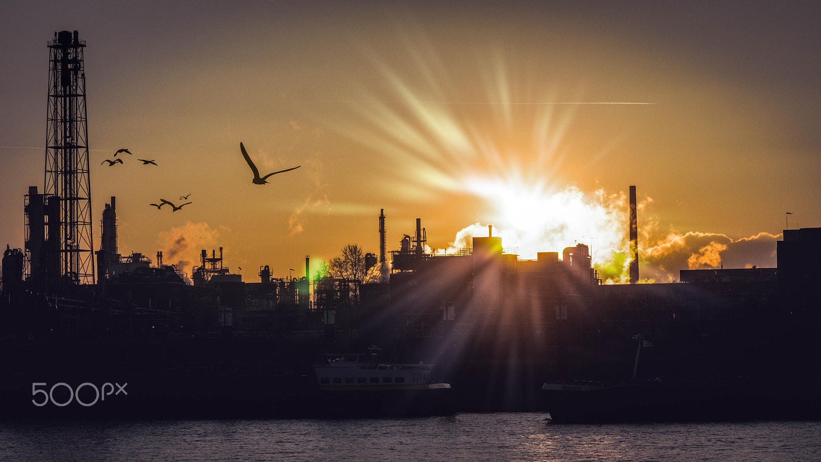 Sony a6300 + Sony FE 70-200mm F4 G OSS sample photo. Sun is going down photography