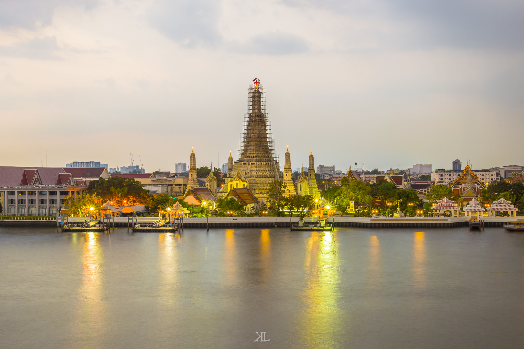 Canon EF 16-35mm F2.8L II USM sample photo. Wat arun, the temple of dawn photography
