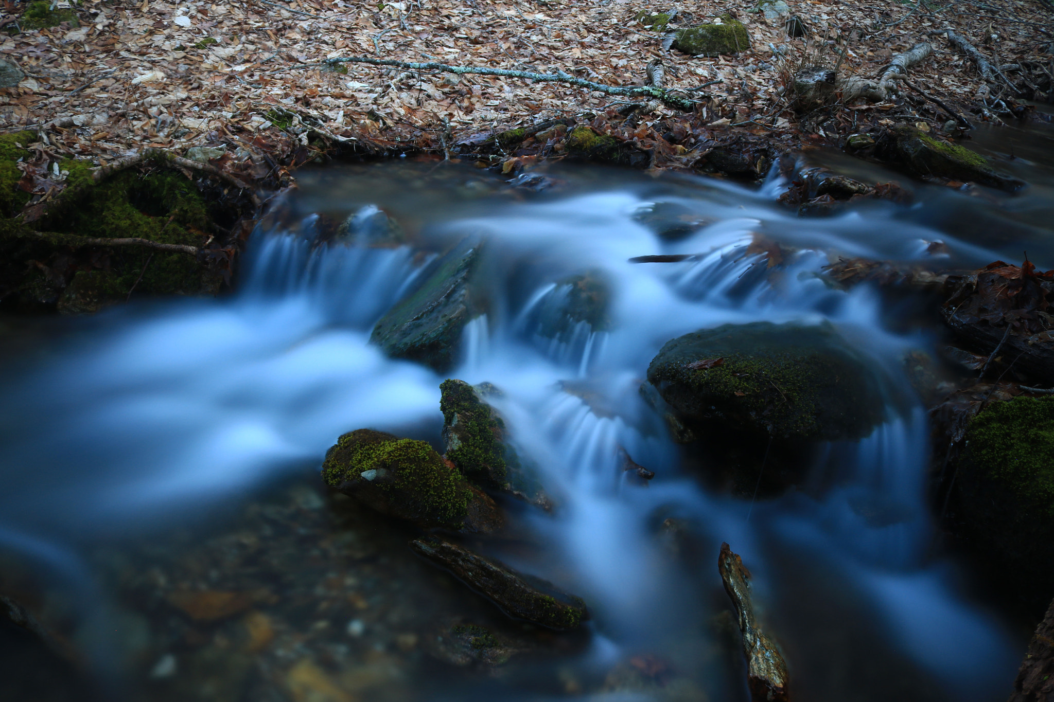Canon EOS 750D (EOS Rebel T6i / EOS Kiss X8i) sample photo. Cascading over the rocks photography