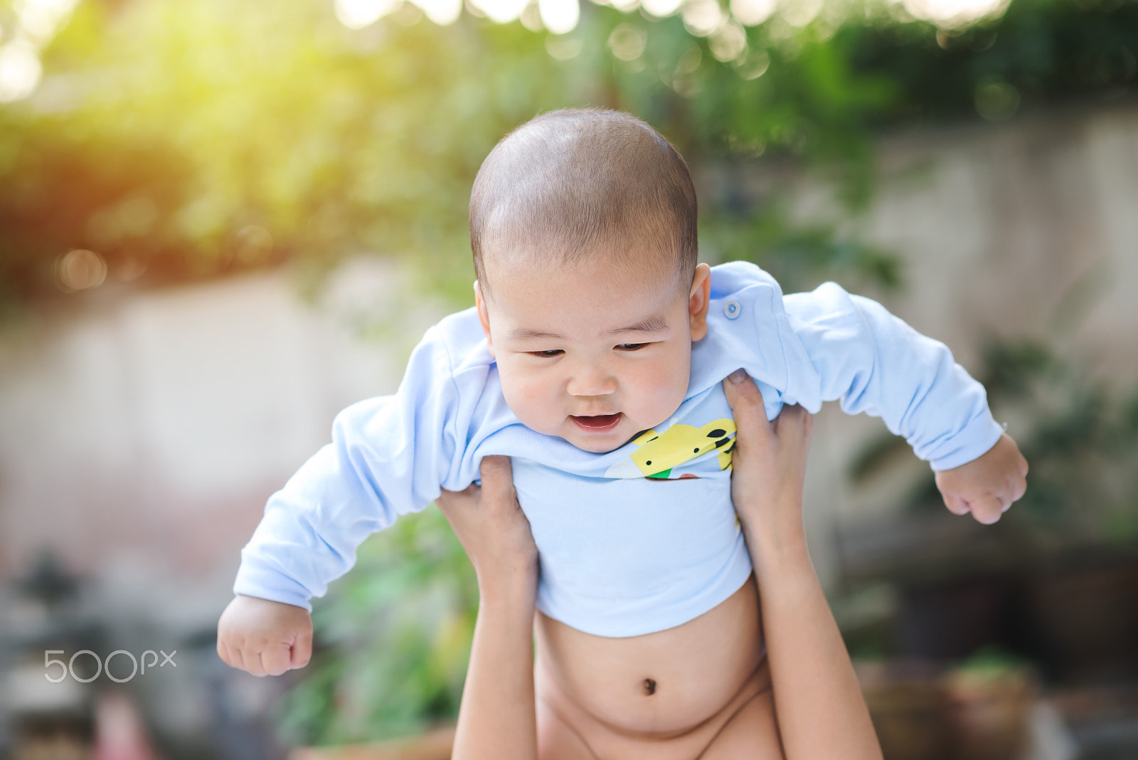 Nikon D600 + Nikon AF-S Nikkor 85mm F1.8G sample photo. Mother raising baby boy overhead enjoy in the garden photography