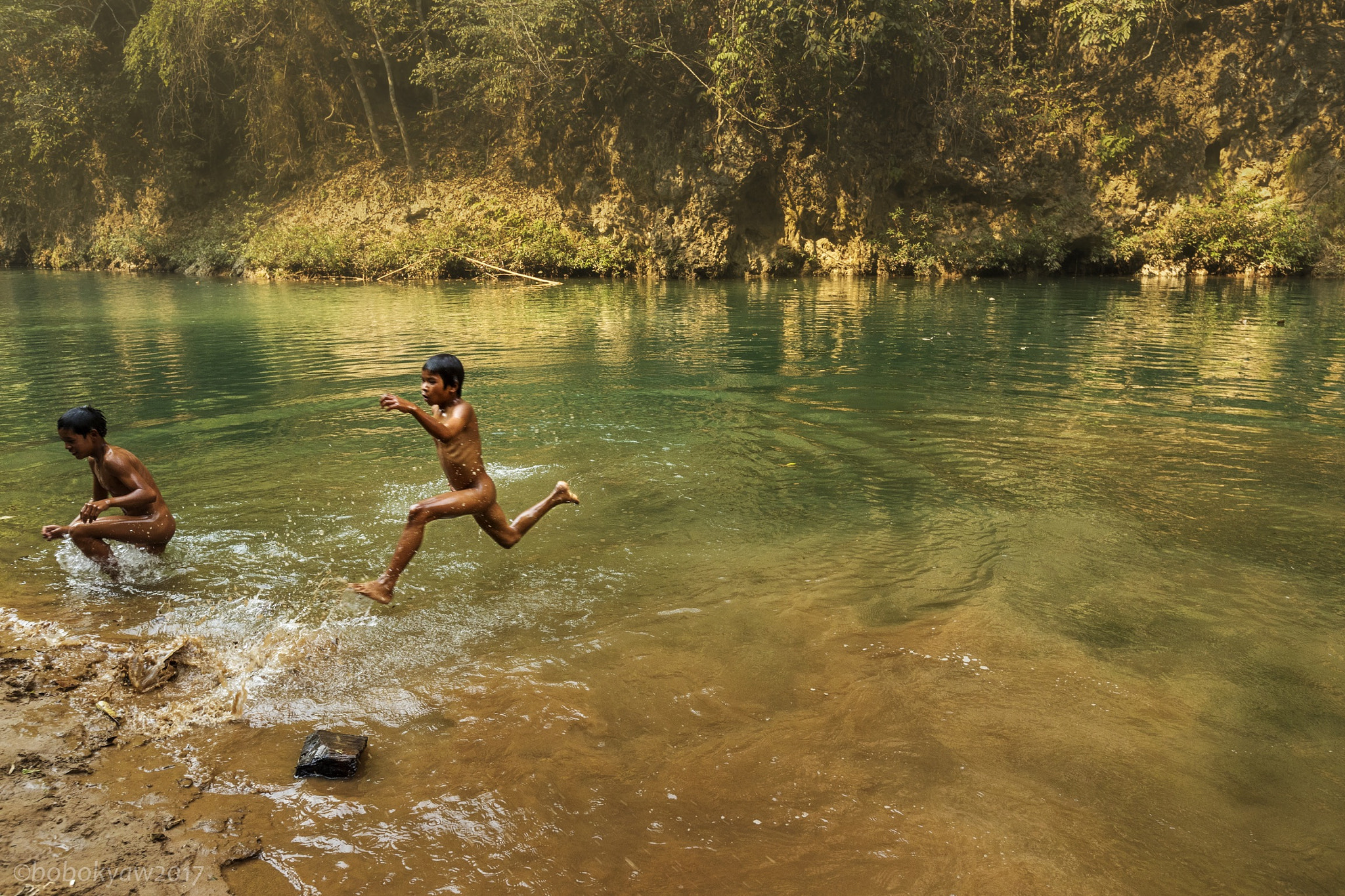 Canon EF 16-35mm F2.8L II USM sample photo. A running boy photography