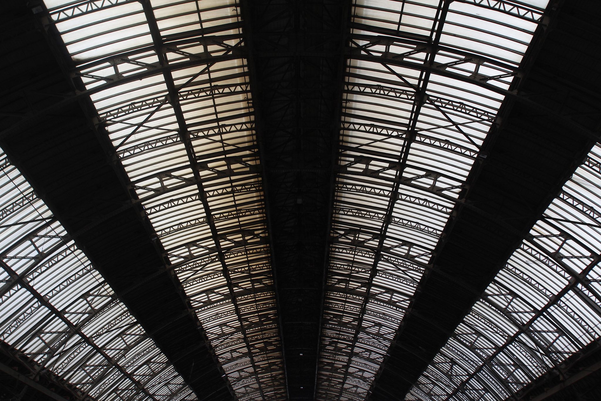 Canon EOS 600D (Rebel EOS T3i / EOS Kiss X5) + Canon EF 17-35mm f/2.8L sample photo. Industrial abstract - rays photography