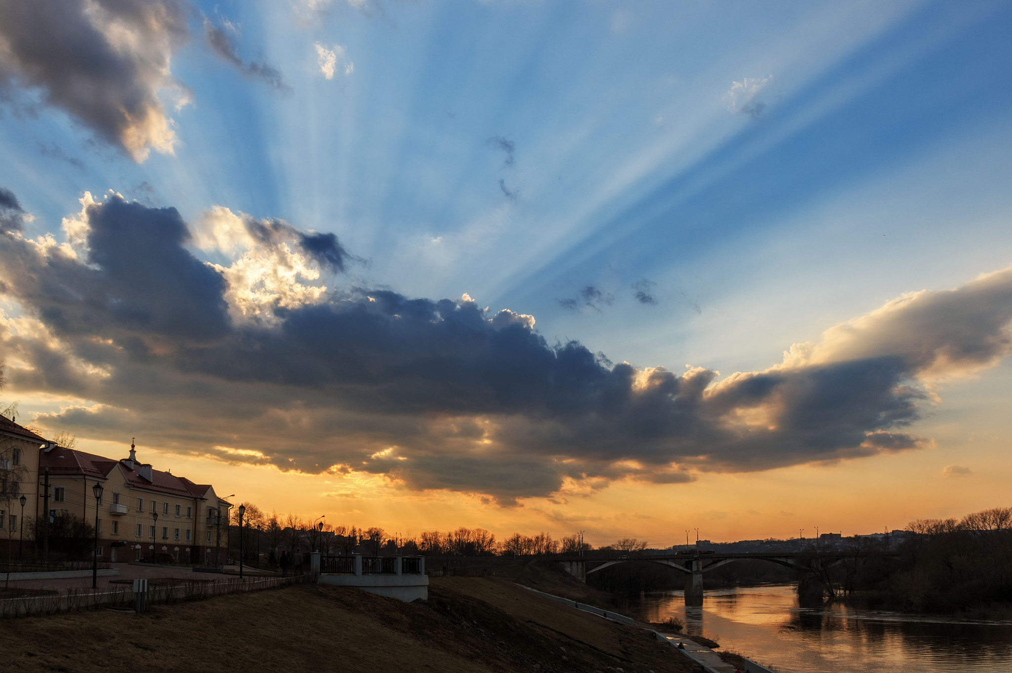 Canon EF-S 17-55mm F2.8 IS USM sample photo. Rays of the sun photography