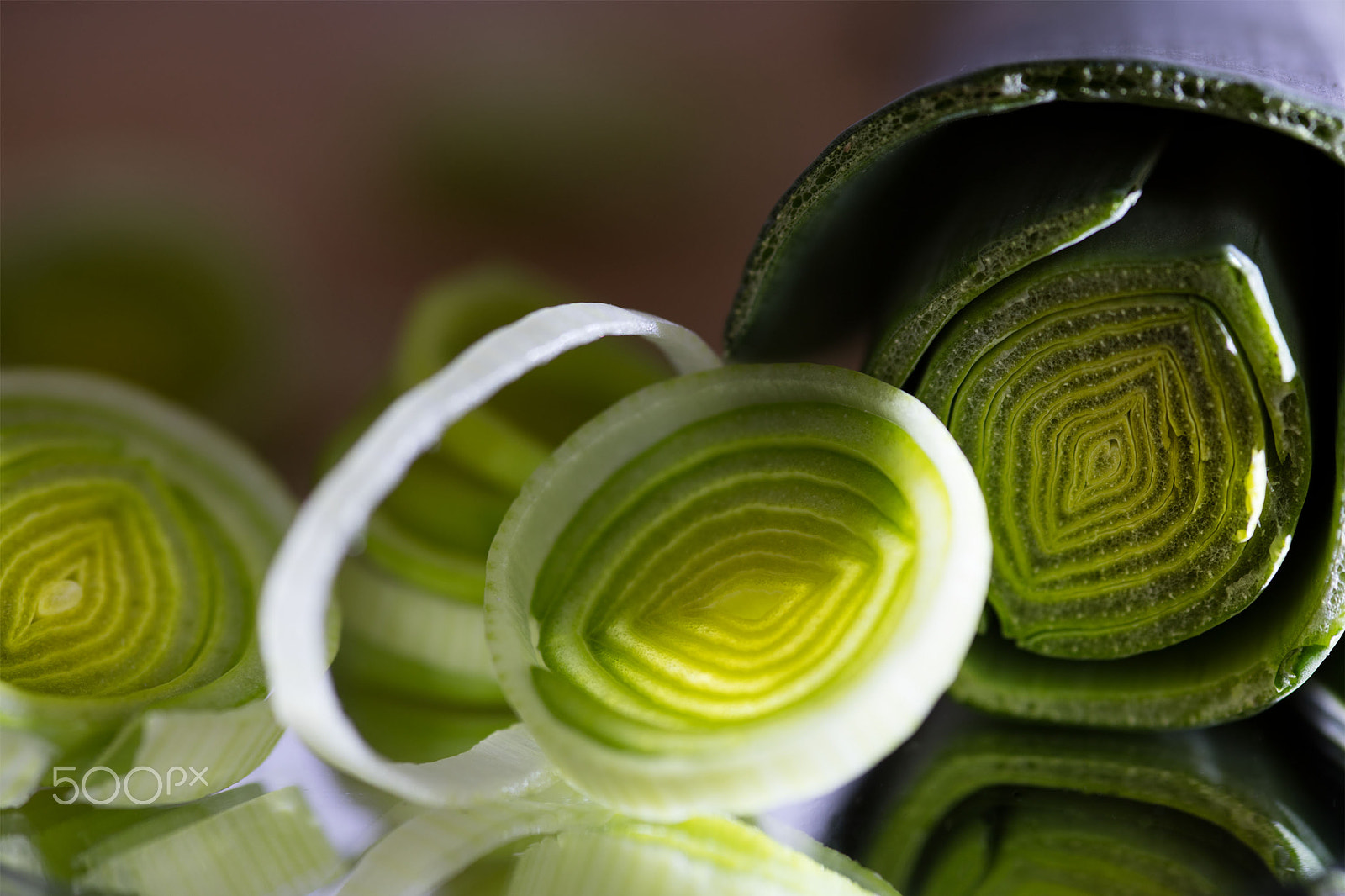 Canon EOS 5DS + Sigma 105mm F2.8 EX DG Macro sample photo. Healthy leeks, organic vegetarian food photography