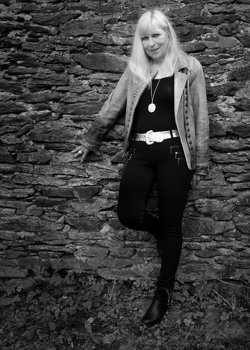 Olympus PEN-F sample photo. Black and blond photography