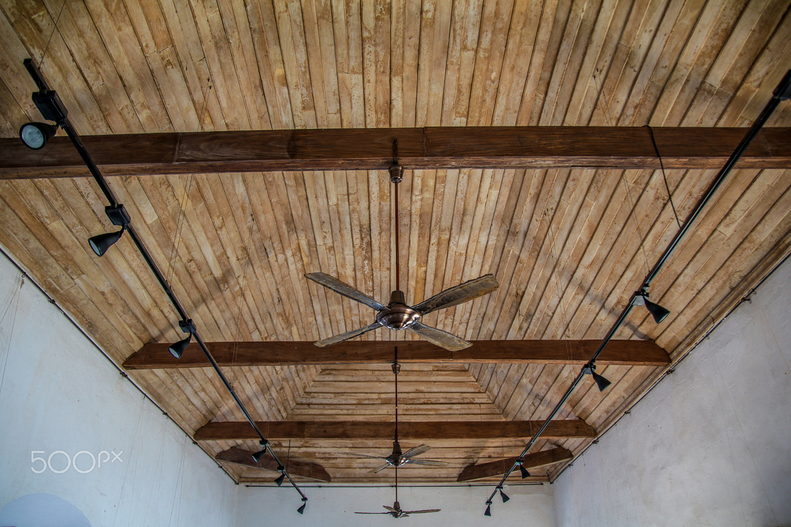 Canon EF-S 17-55mm F2.8 IS USM sample photo. Of wooden beams and rafters photography