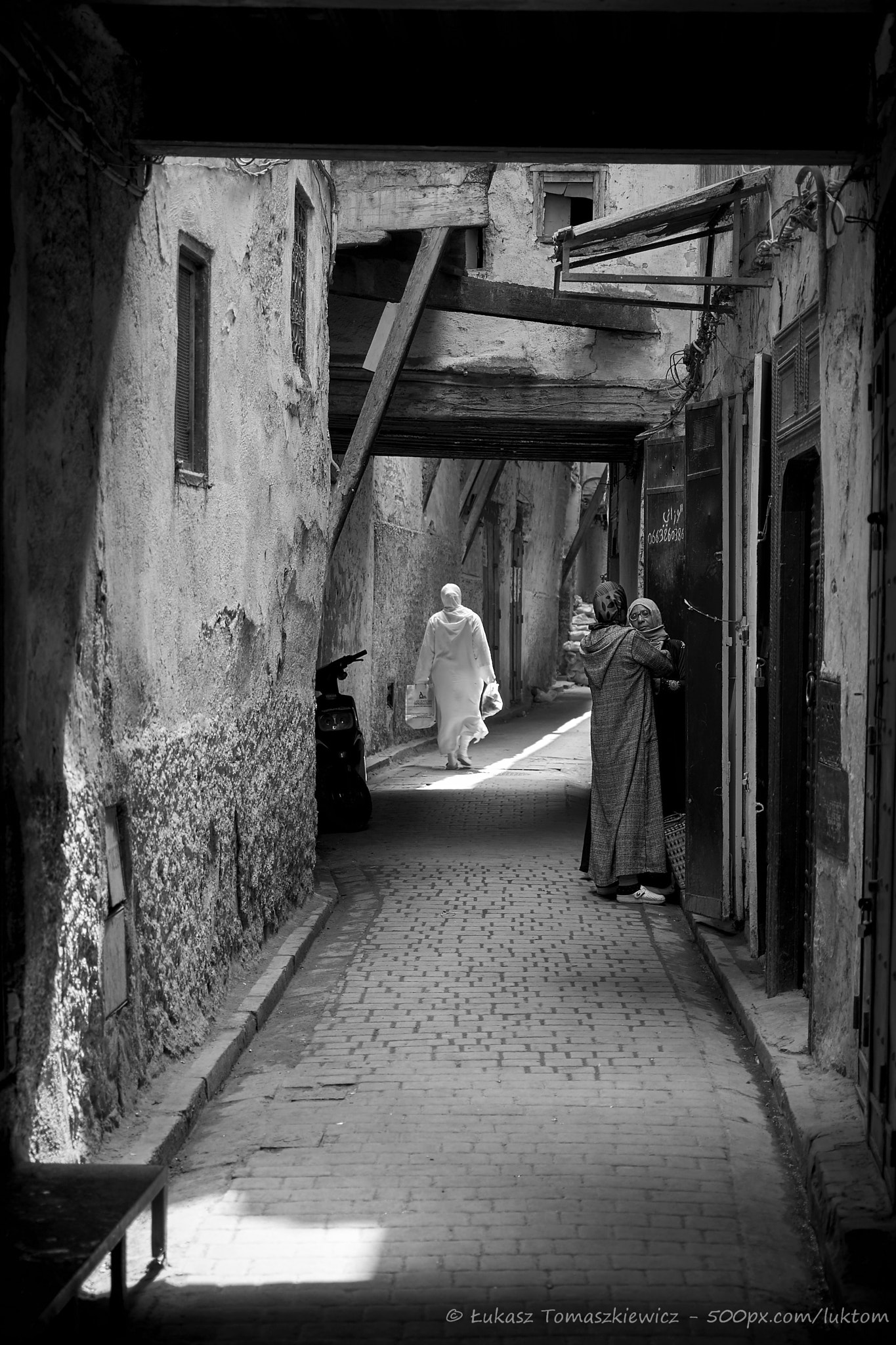 Sony a7 II + Sony Vario Tessar T* FE 24-70mm F4 ZA OSS sample photo. Streets of morocco photography