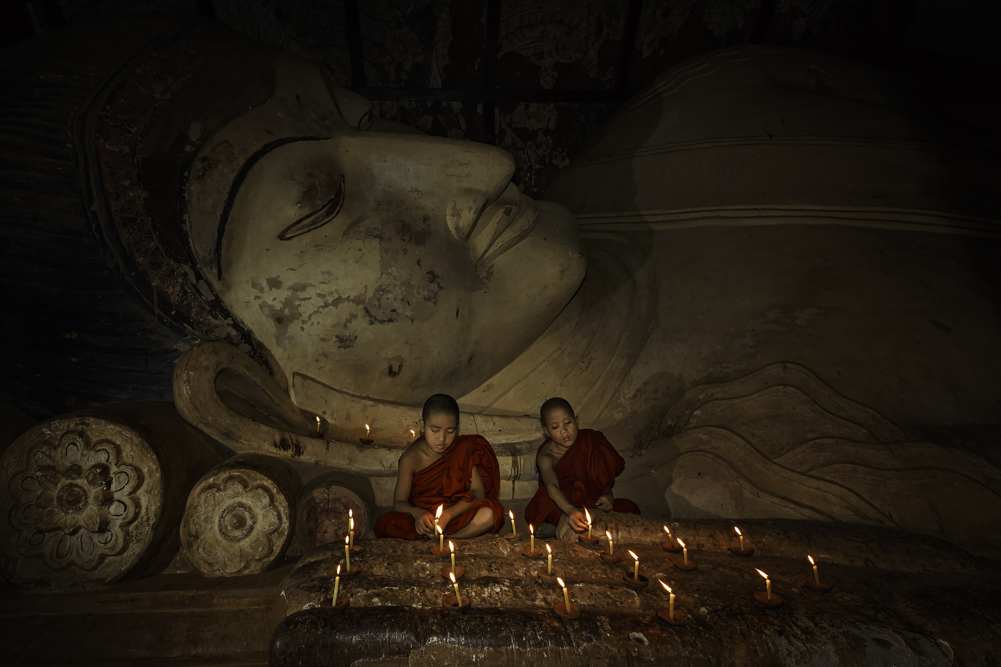 Canon EF 16-35mm F2.8L II USM sample photo. Playing with candles, myanmar photography