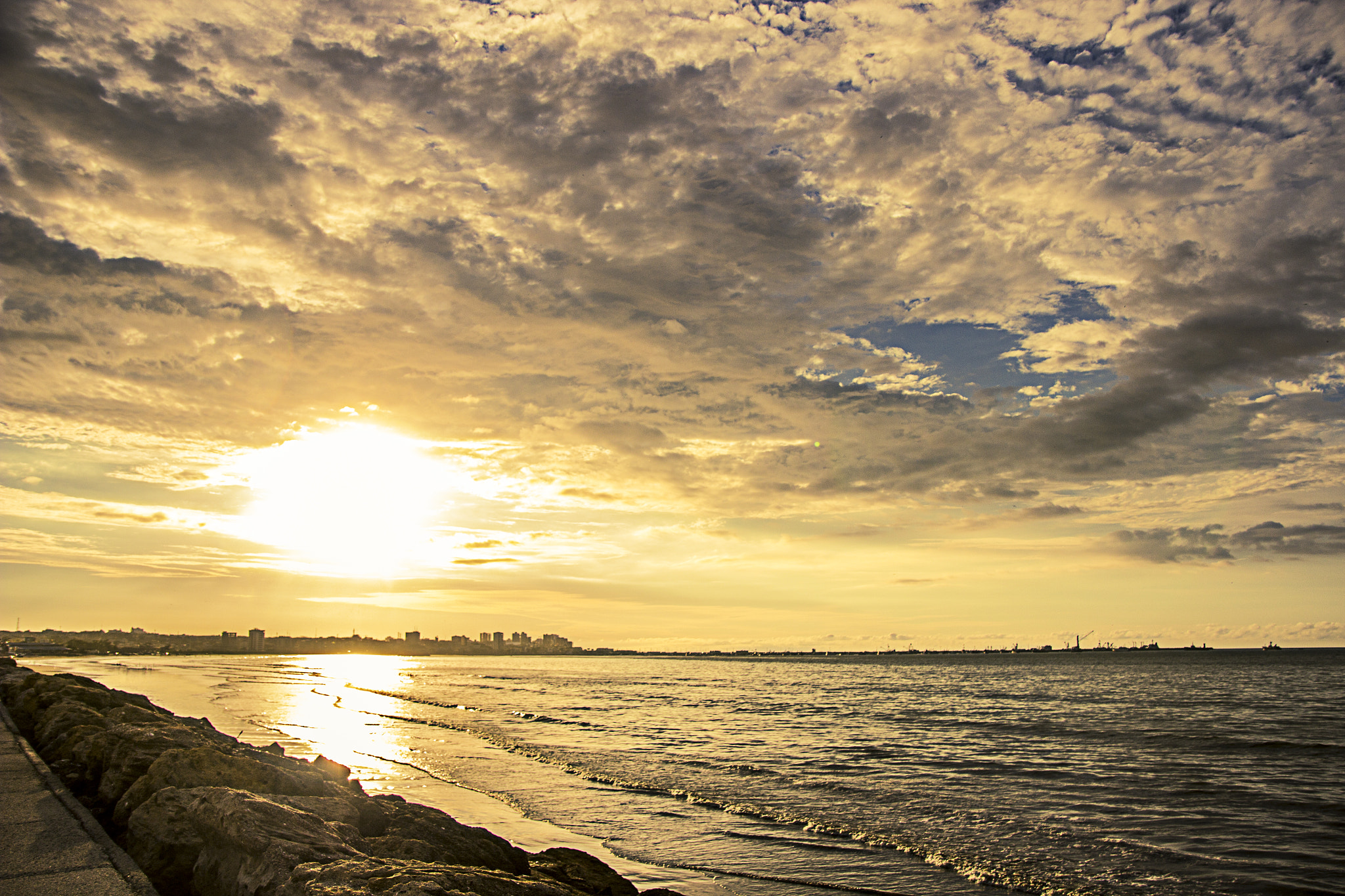 Canon EF-S 17-55mm F2.8 IS USM sample photo. Manta sunset photography