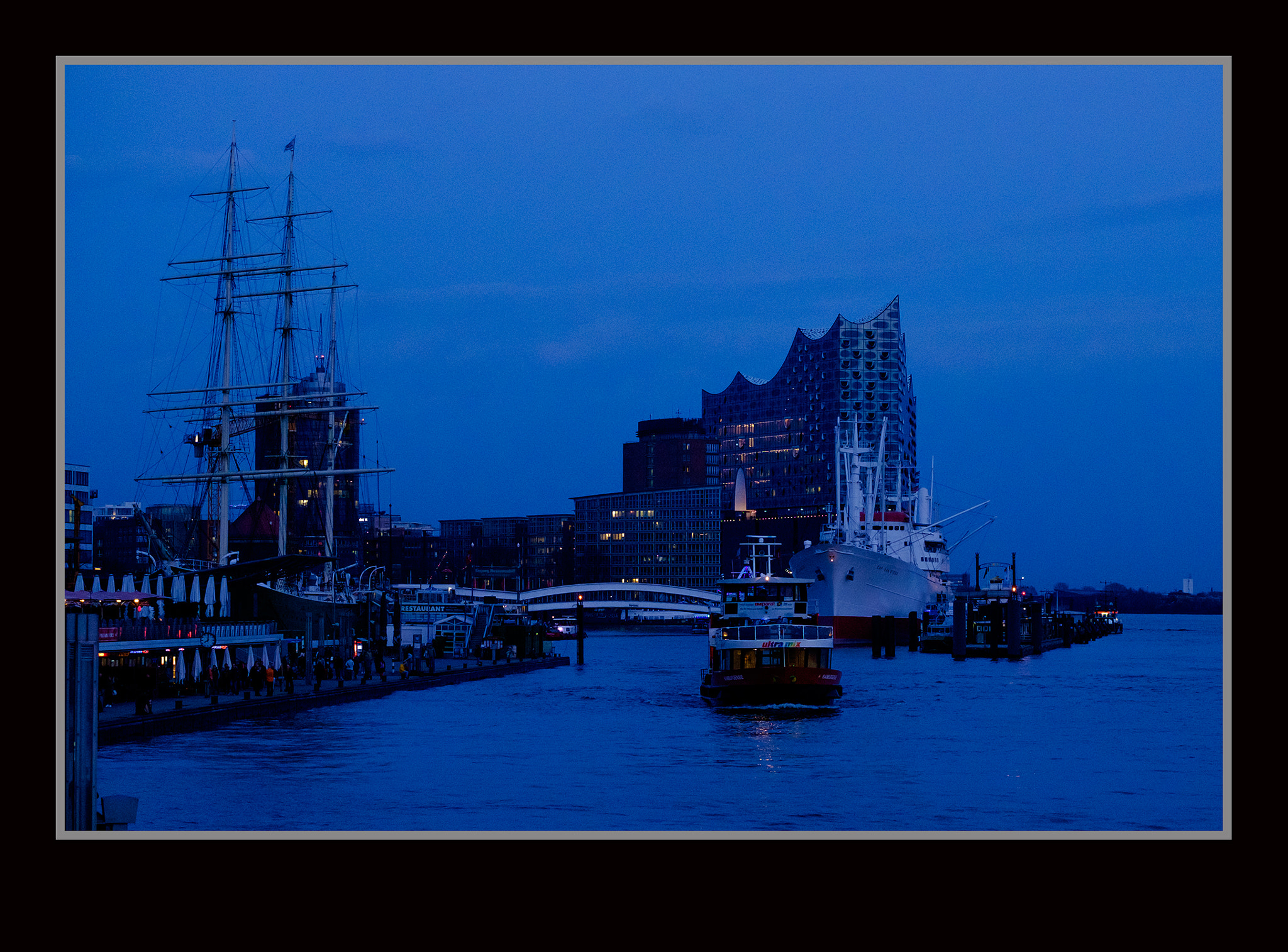 Fujifilm X-E2 + Fujifilm XF 55-200mm F3.5-4.8 R LM OIS sample photo. All blue photography