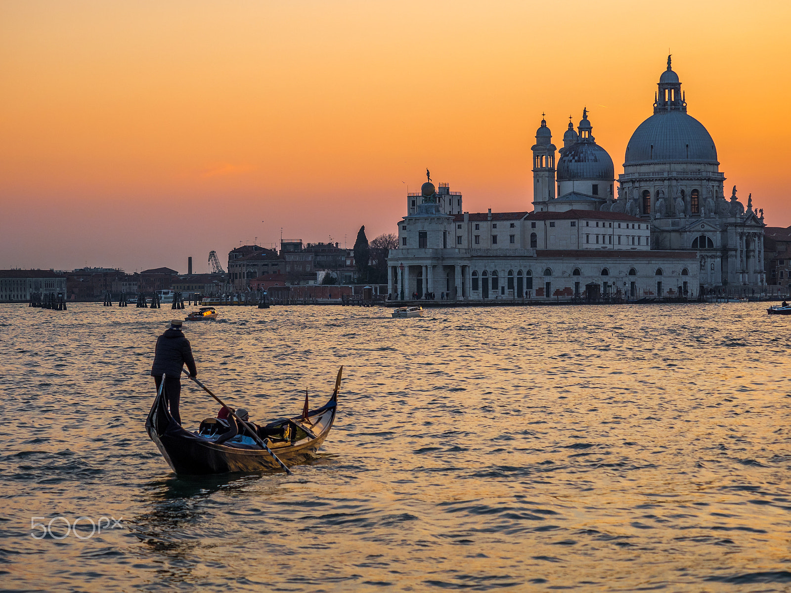 Olympus OM-D E-M1 + Olympus M.Zuiko Digital ED 40-150mm F2.8 Pro sample photo. Santa maría della salute at sunset photography