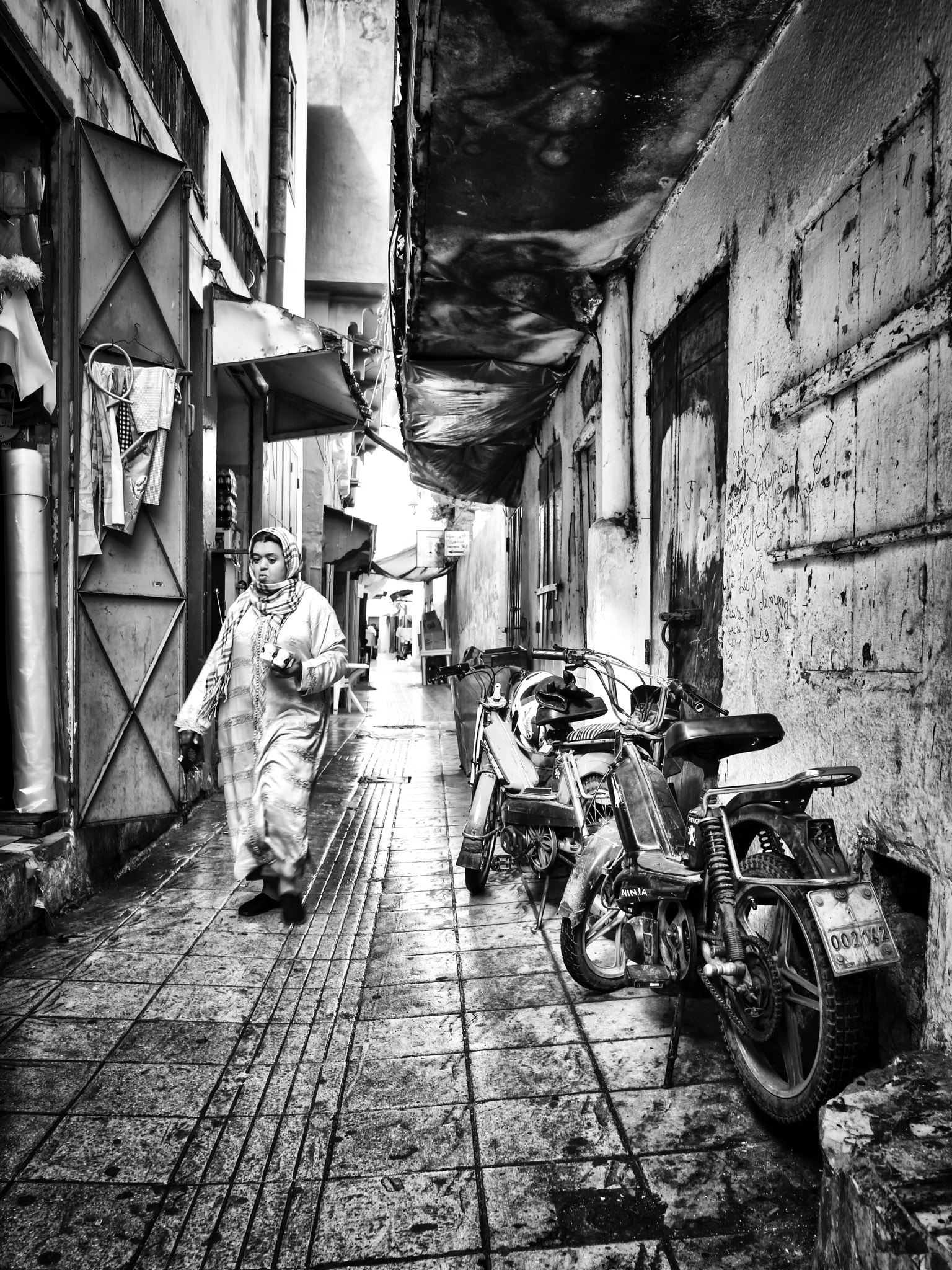 Sony FE 28mm F2 sample photo. Moroccan life contrasts photography