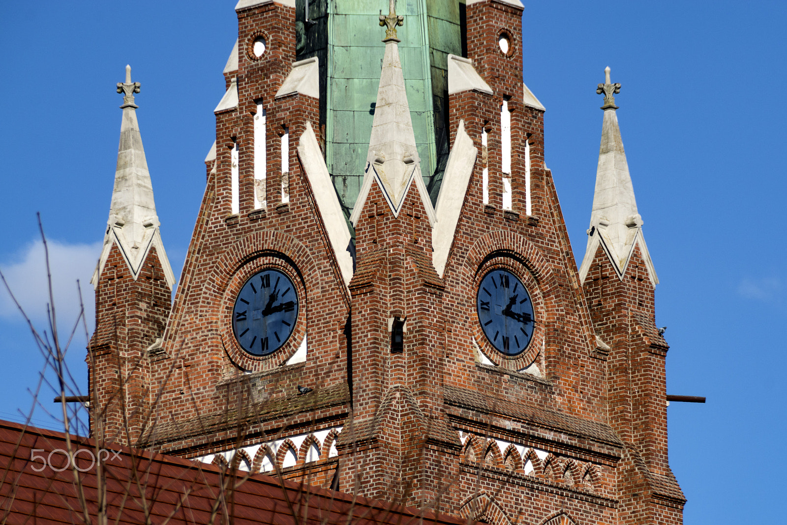 Sony DT 18-200mm F3.5-6.3 sample photo. Clock tower photography