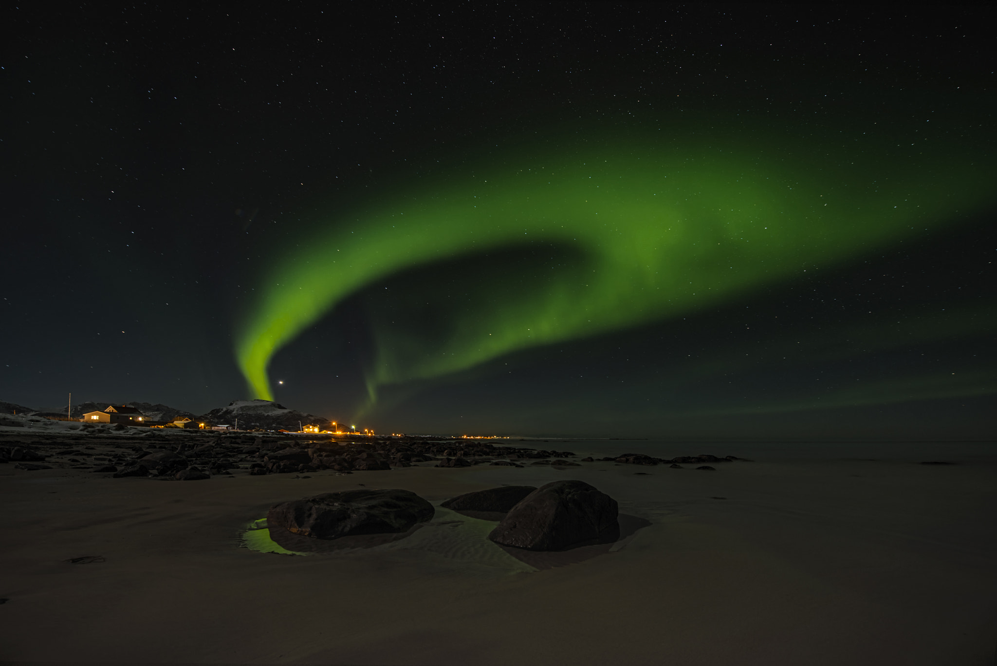 Nikon AF-S Nikkor 14-24mm F2.8G ED sample photo. Curvy aurora borealis photography
