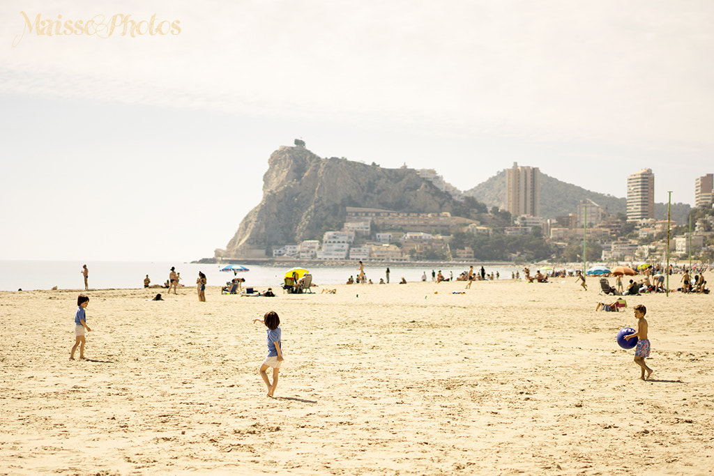 Sony a6000 + Sony Sonnar T* FE 55mm F1.8 ZA sample photo. Jocs de platja photography