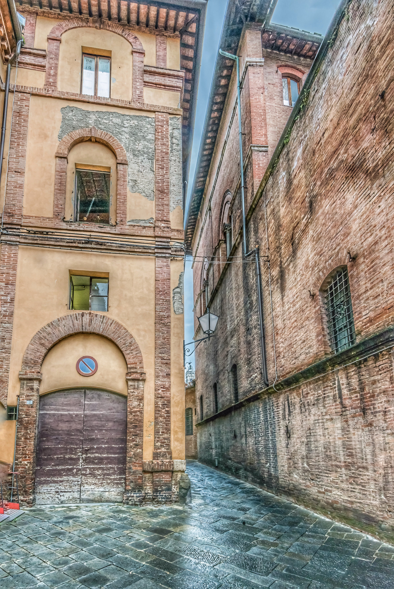 Nikon AF-S Nikkor 16-35mm F4G ED VR sample photo. Back roads in siena, italy. photography