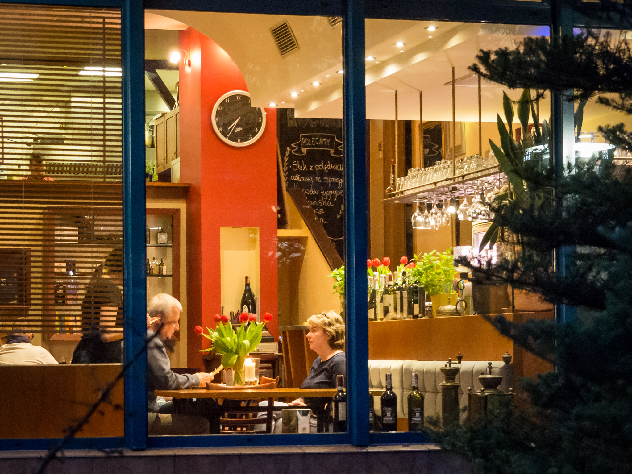 Olympus OM-D E-M10 II sample photo. Small restaurant photography