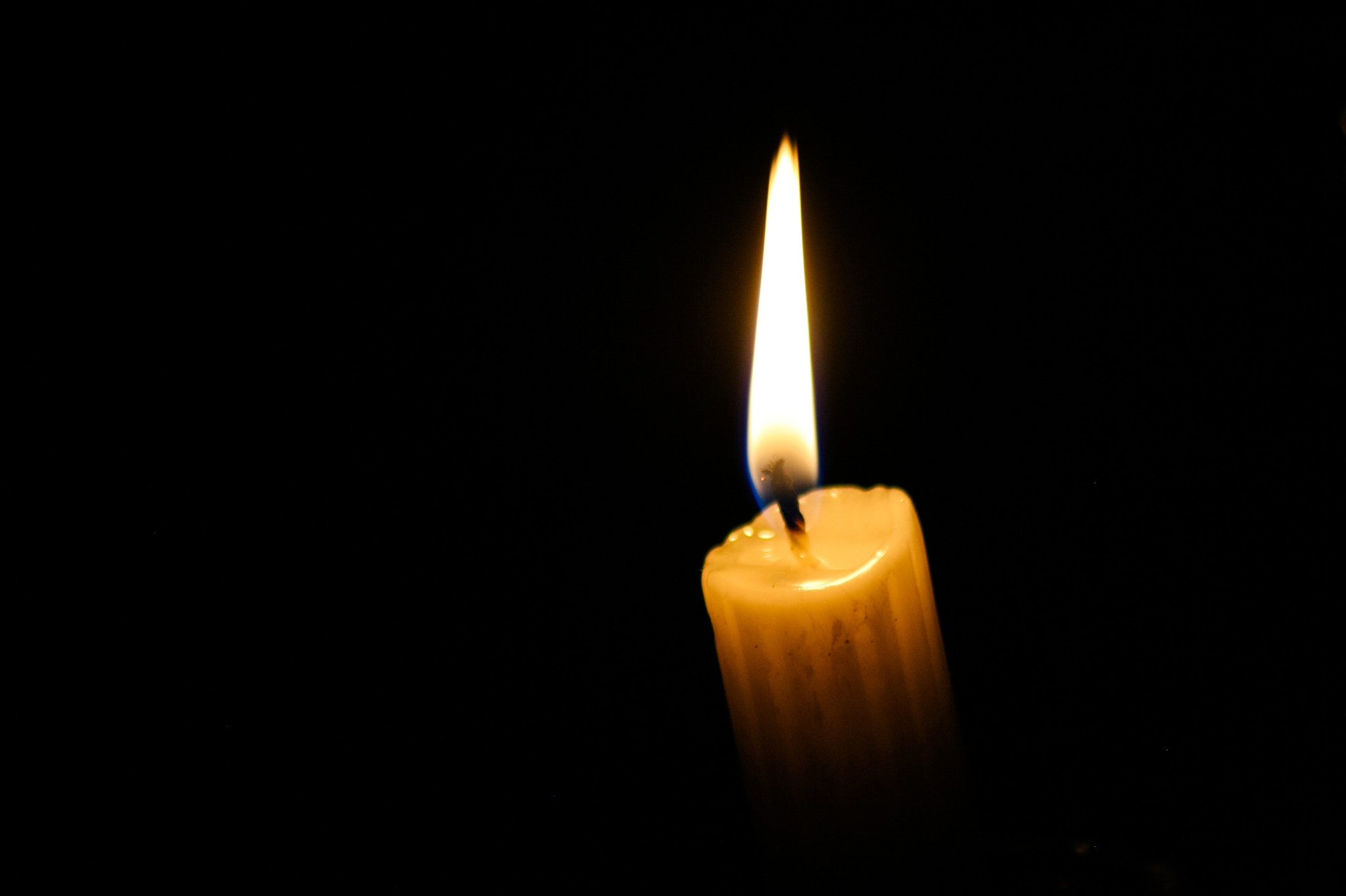 Canon EOS 1000D (EOS Digital Rebel XS / EOS Kiss F) sample photo. A lonely candle can light a whole room photography