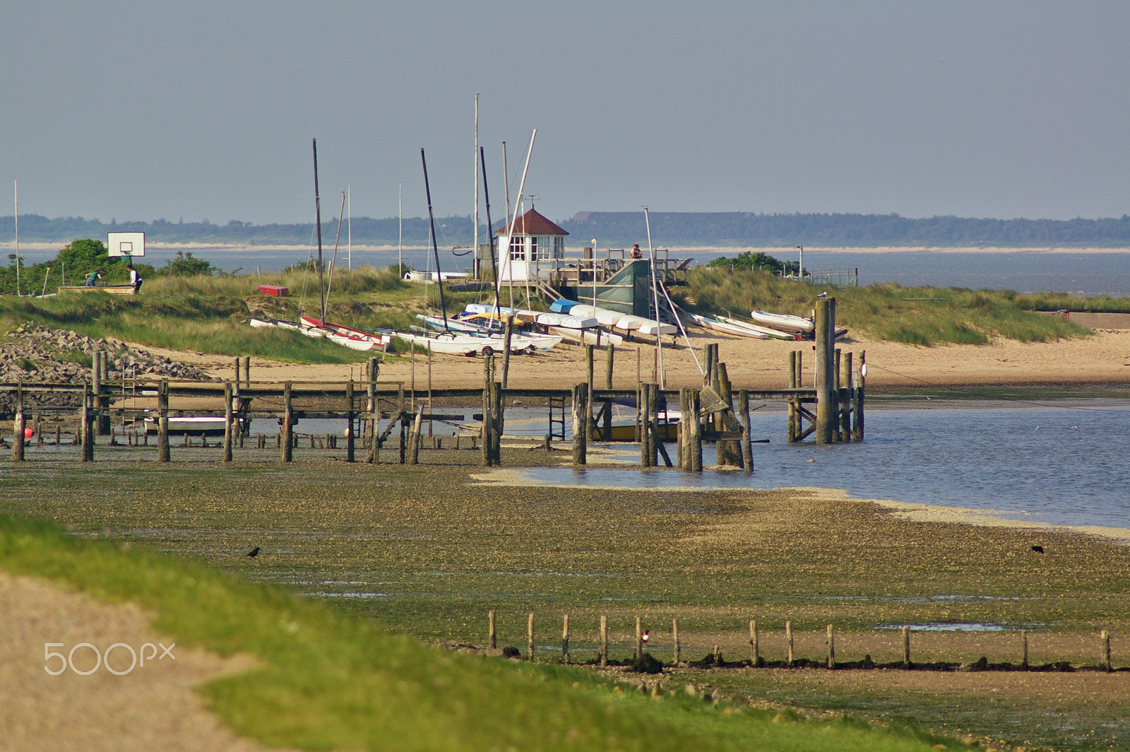 Pentax K100D + Tamron AF 70-300mm F4-5.6 LD Macro 1:2 sample photo. Beach with pier, sailboats and mudflats photography